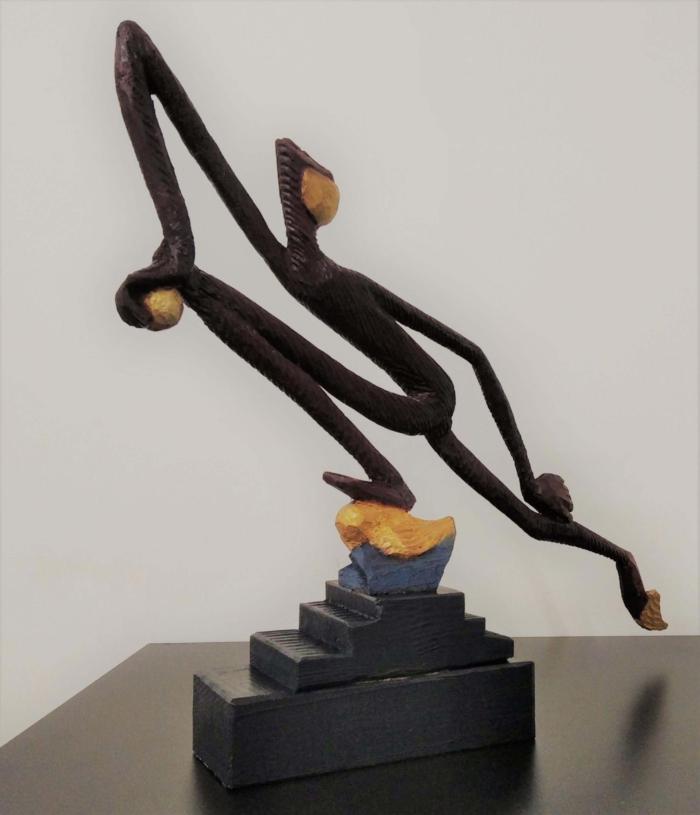 Corredor con pelota - Sculpture by Segundo Gutiérrez