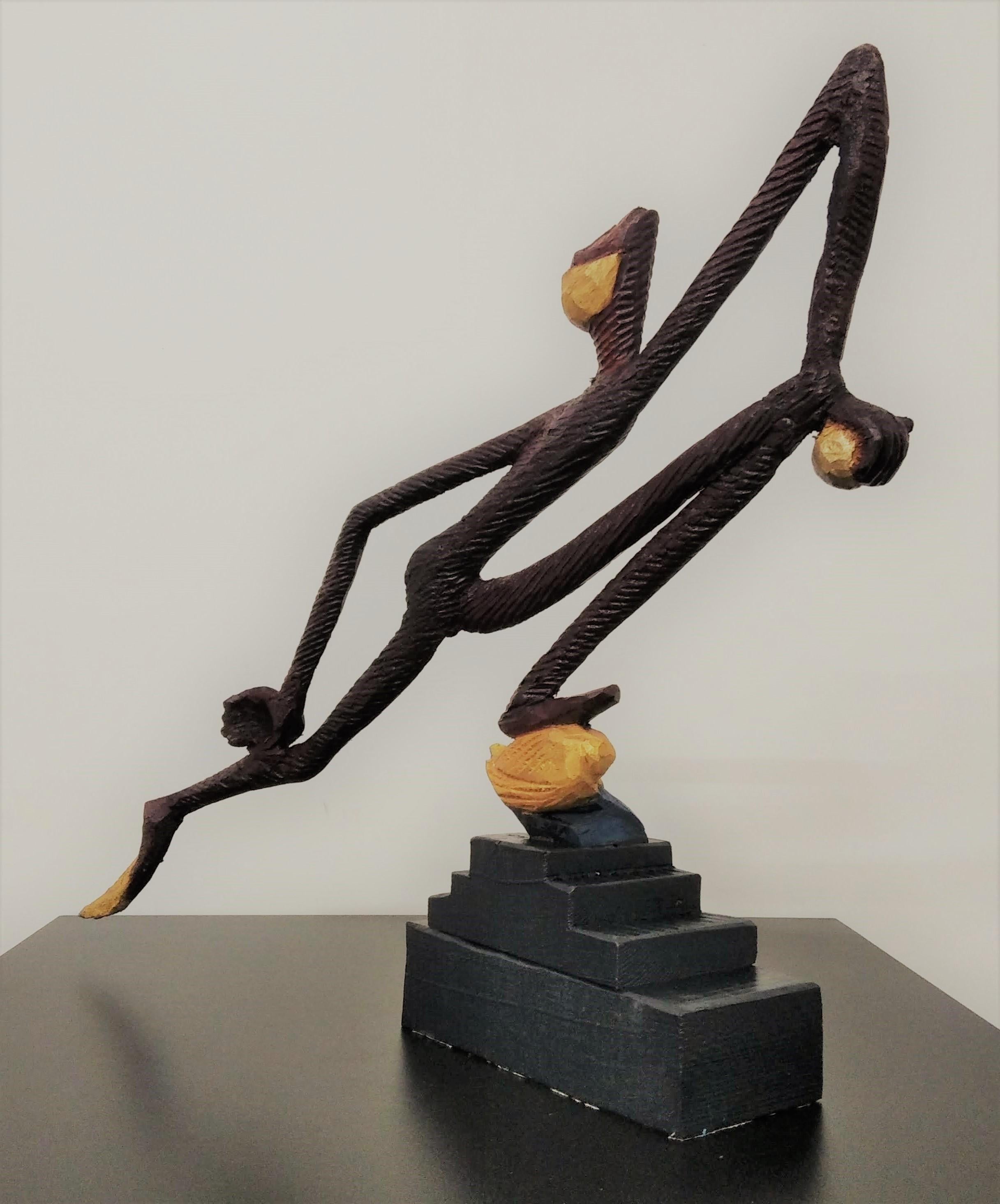 Corredor con pelota - Brown Abstract Sculpture by Segundo Gutiérrez