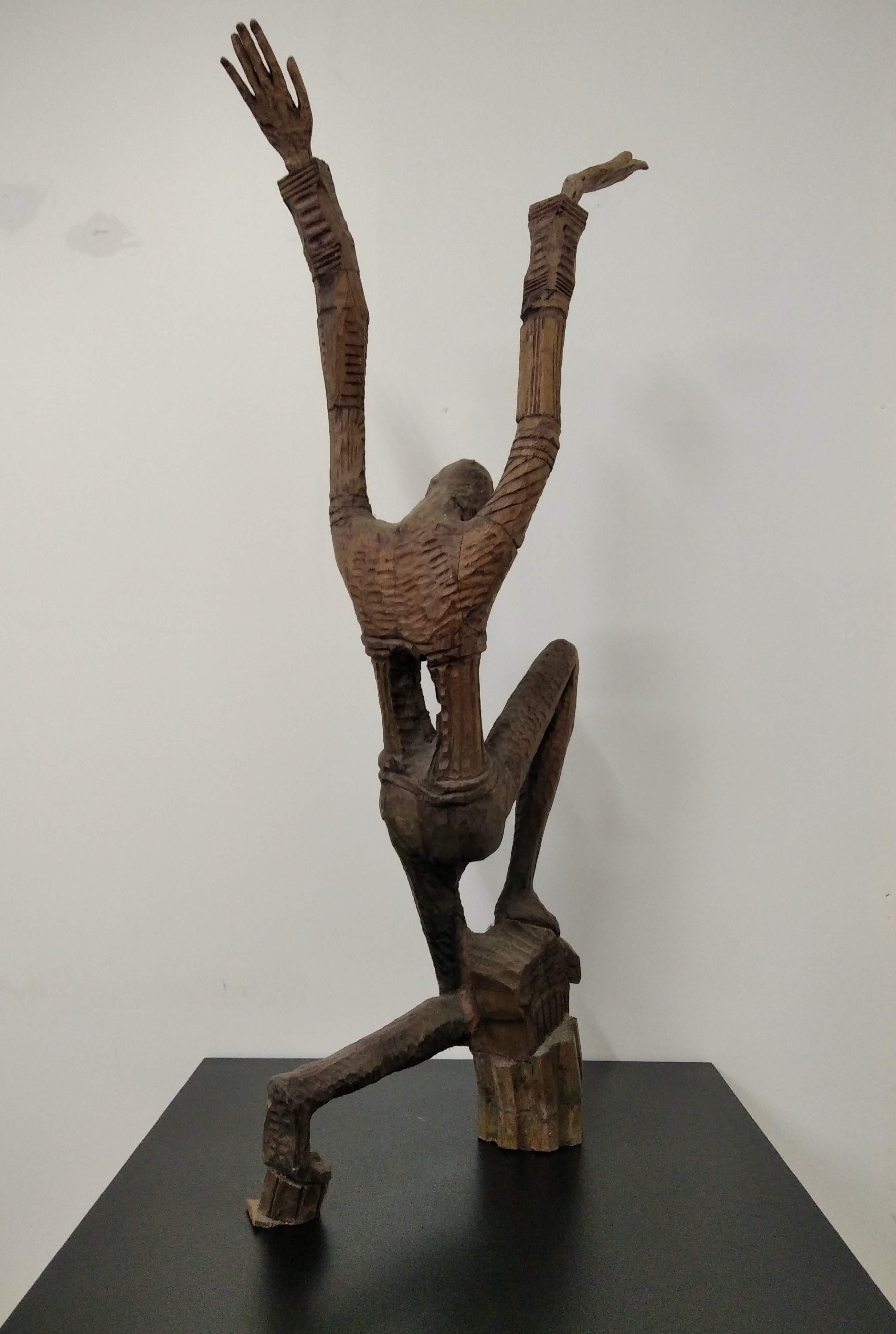 Sedente con le mani in alto - Abstract Sculpture Marrone di Segundo Gutiérrez