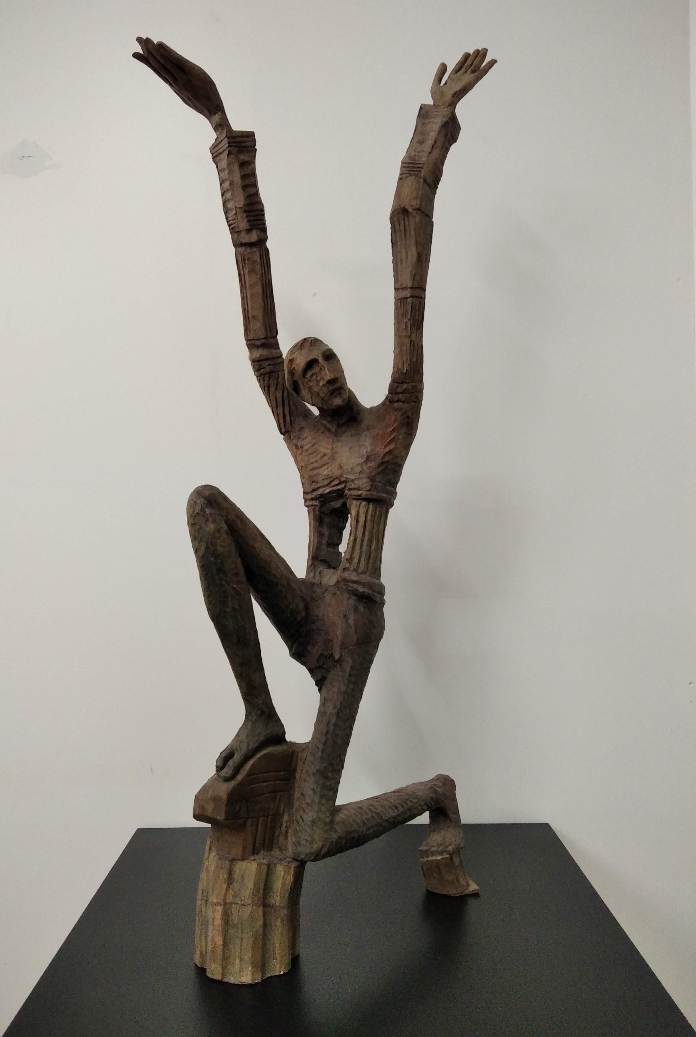 Segundo Gutiérrez Abstract Sculpture - Sedente con manos arriba 