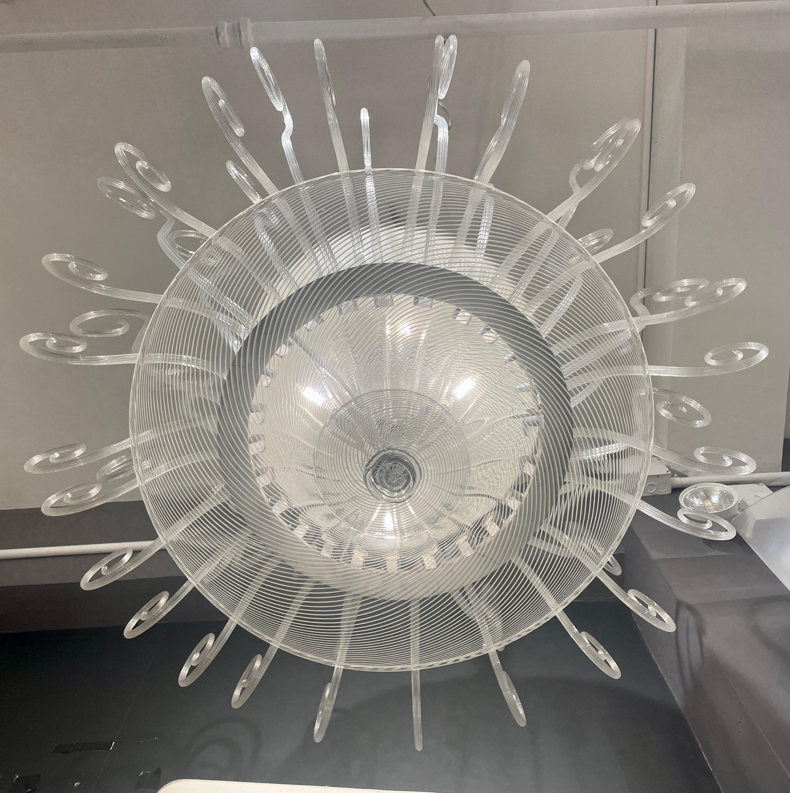 Italiano Seguso 1950 Lampadario rotondo in vetro di Murano bianco e cristallo trasparente vintage italiano in vendita