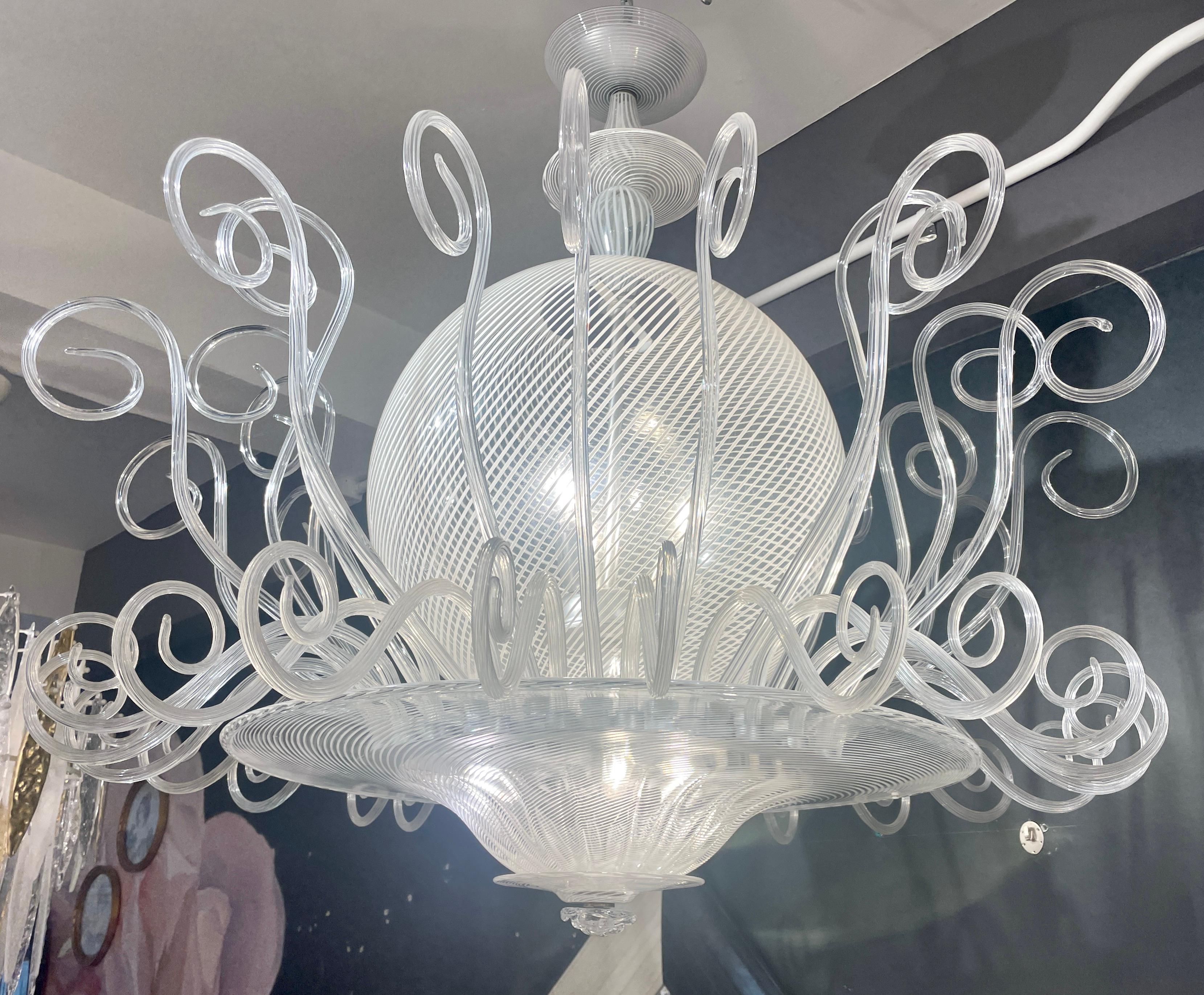 Mid-Century moderno Seguso 1950 Lampadario rotondo in vetro di Murano bianco e cristallo trasparente vintage italiano in vendita