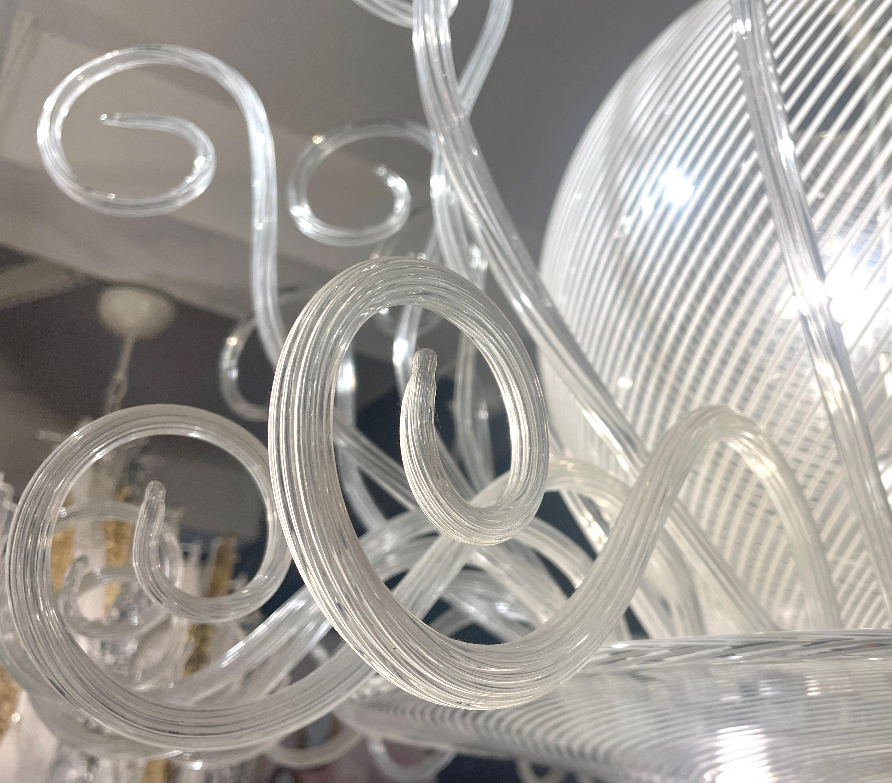 Metà XX secolo Seguso 1950 Lampadario rotondo in vetro di Murano bianco e cristallo trasparente vintage italiano in vendita