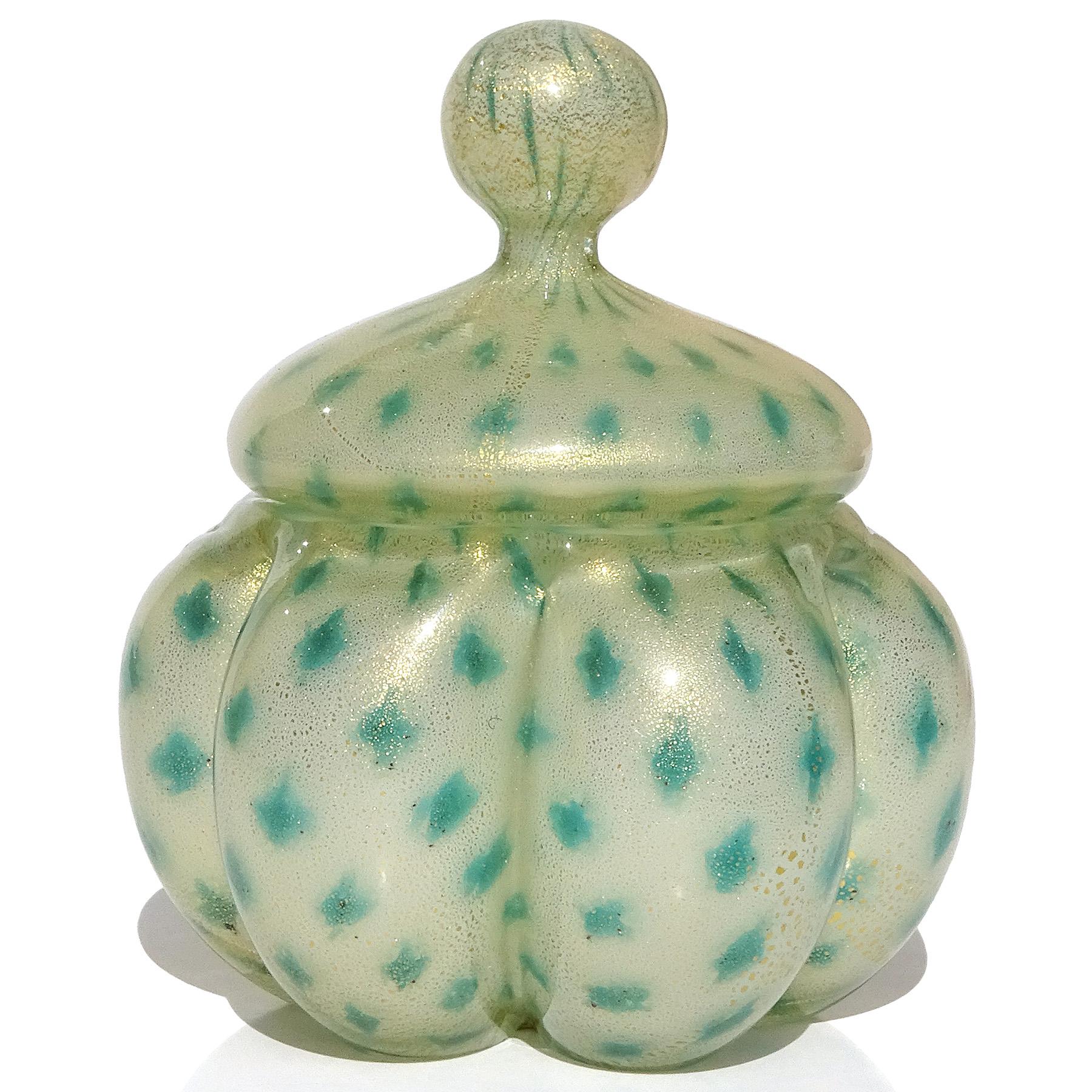 Bonita y rara polvera/tarro vintage de cristal artístico italiano de Murano soplado a mano en blanco, con motas doradas y manchas verdes. Publicado y documentado al diseñador Archimede Seguso, hacia la década de 1950. Creado con la técnica 