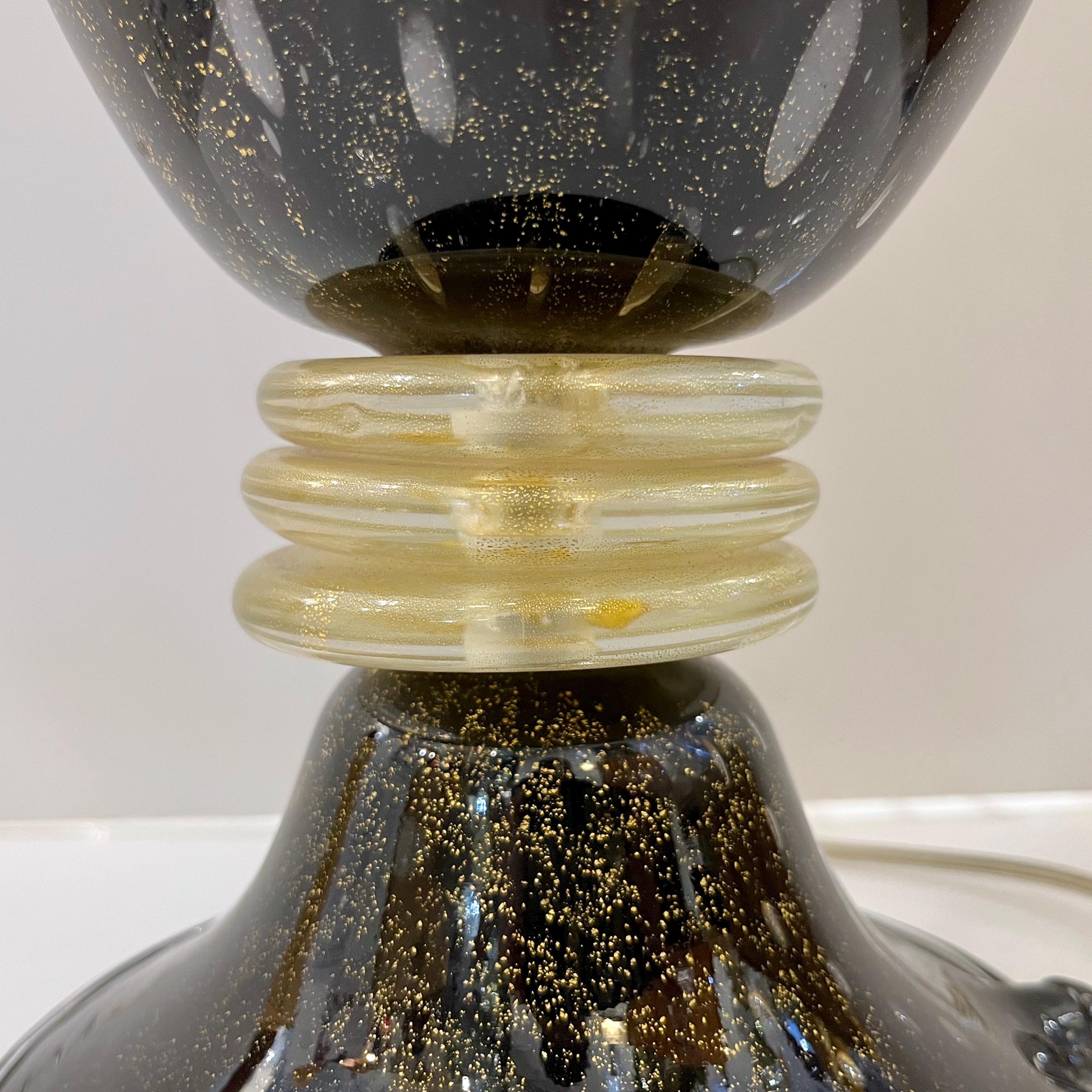 Seguso 1960s Italian Pair of Vintage Black and Gold Murano Glass Urn Shape Lamps In Excellent Condition In New York, NY