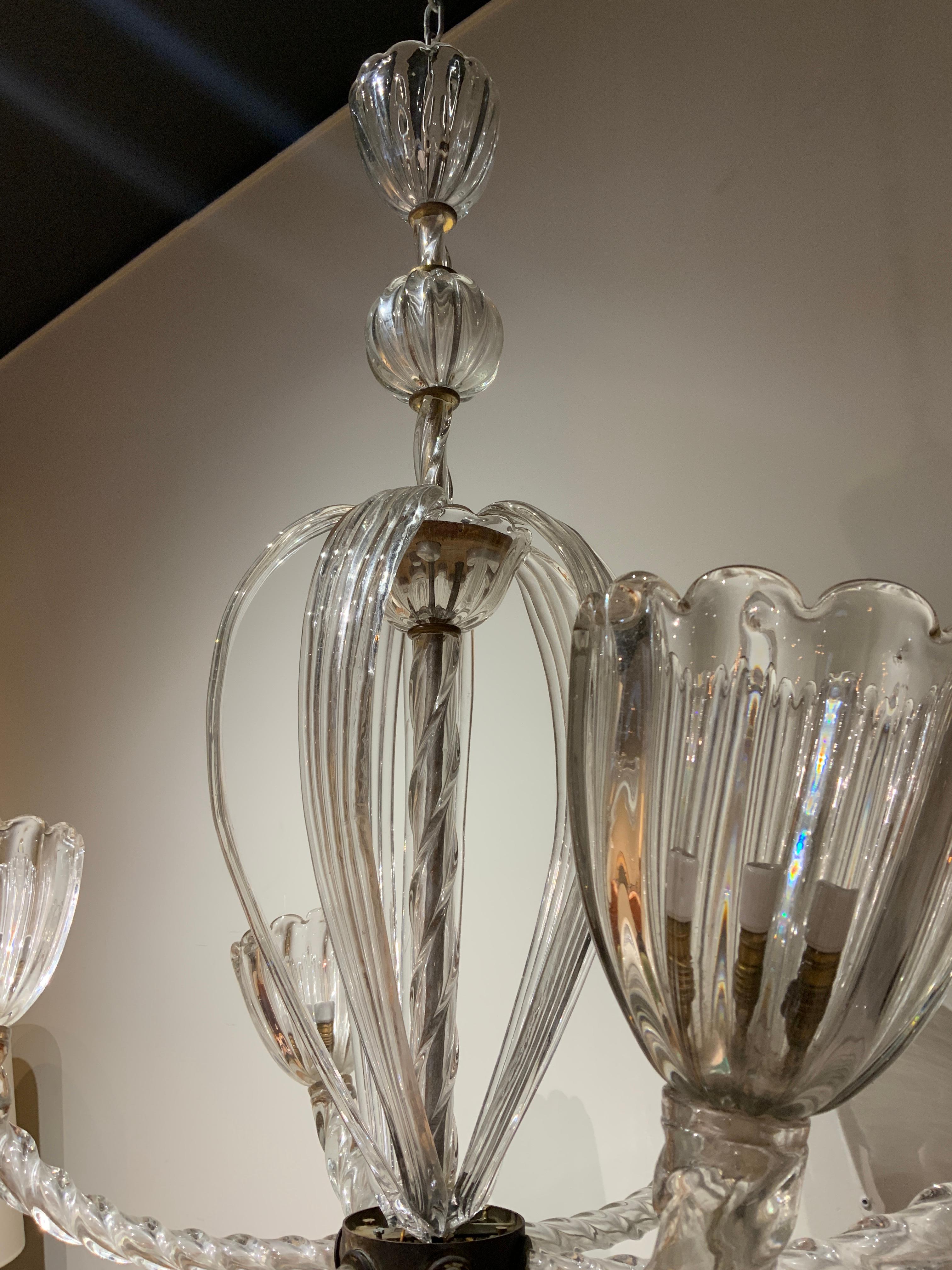 Elegant chandelier attributed to Archimede Seguso Murano Italy circa 1960
6 arms and brass details 
Impressive in person 