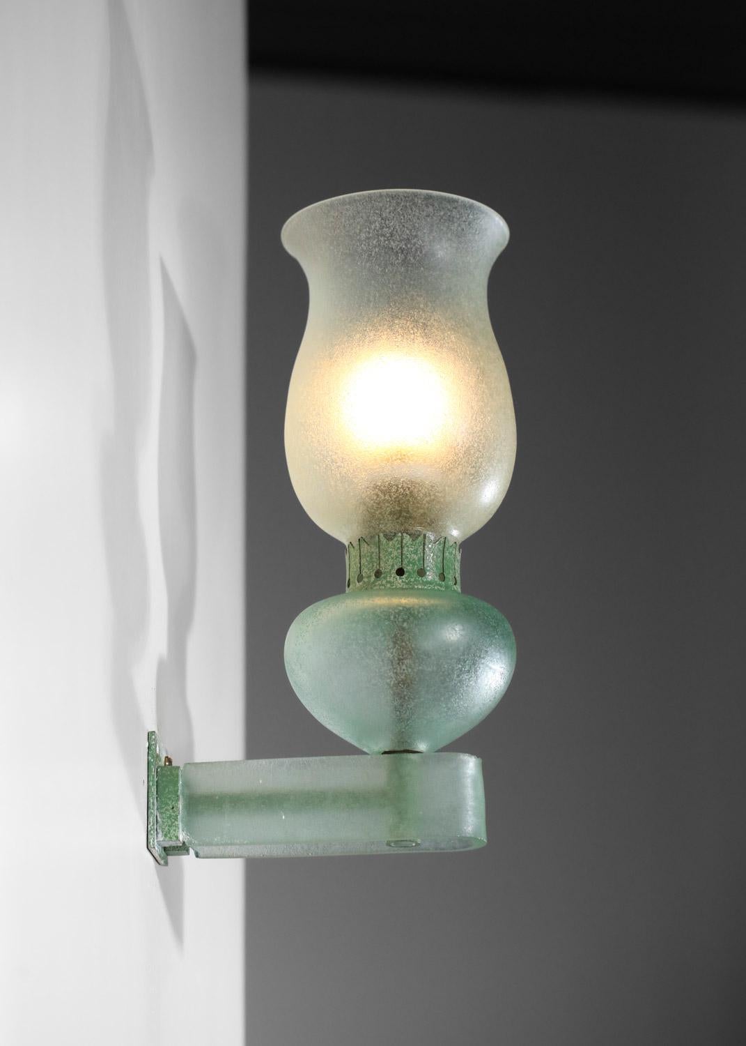 Bella lampada da parete italiana degli anni '60/70 di Seguso. Struttura in ottone patinato, paralume e base in vetro granito di Murano. Design e fabbricazione molto originali, nello spirito di una lampada a olio. Bellissime condizioni vintage, lievi