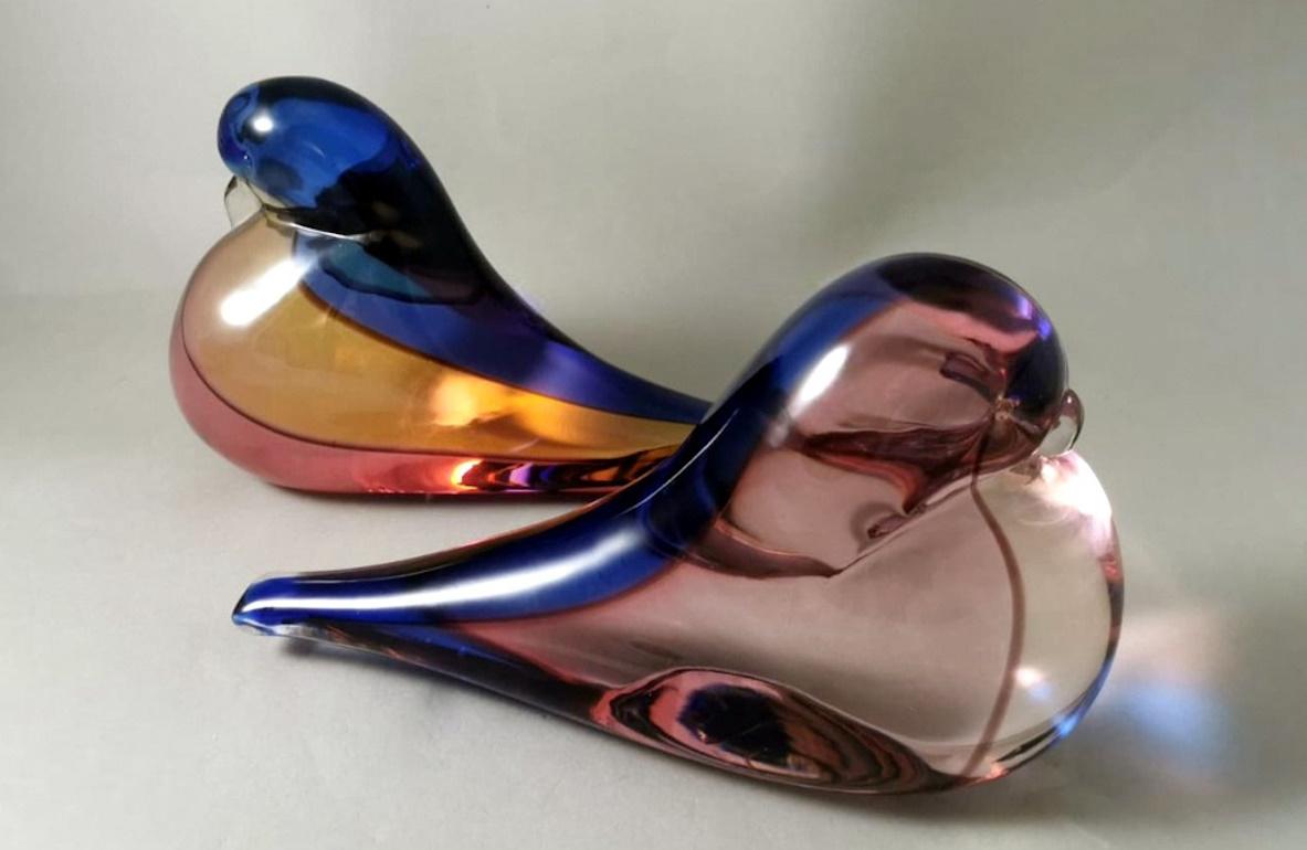 We kindly suggest that you read the whole description, as with it we try to give you detailed technical and historical information to guarantee the authenticity of our objects.
Refined and exquisite pair of Murano glass birds; the design, full of