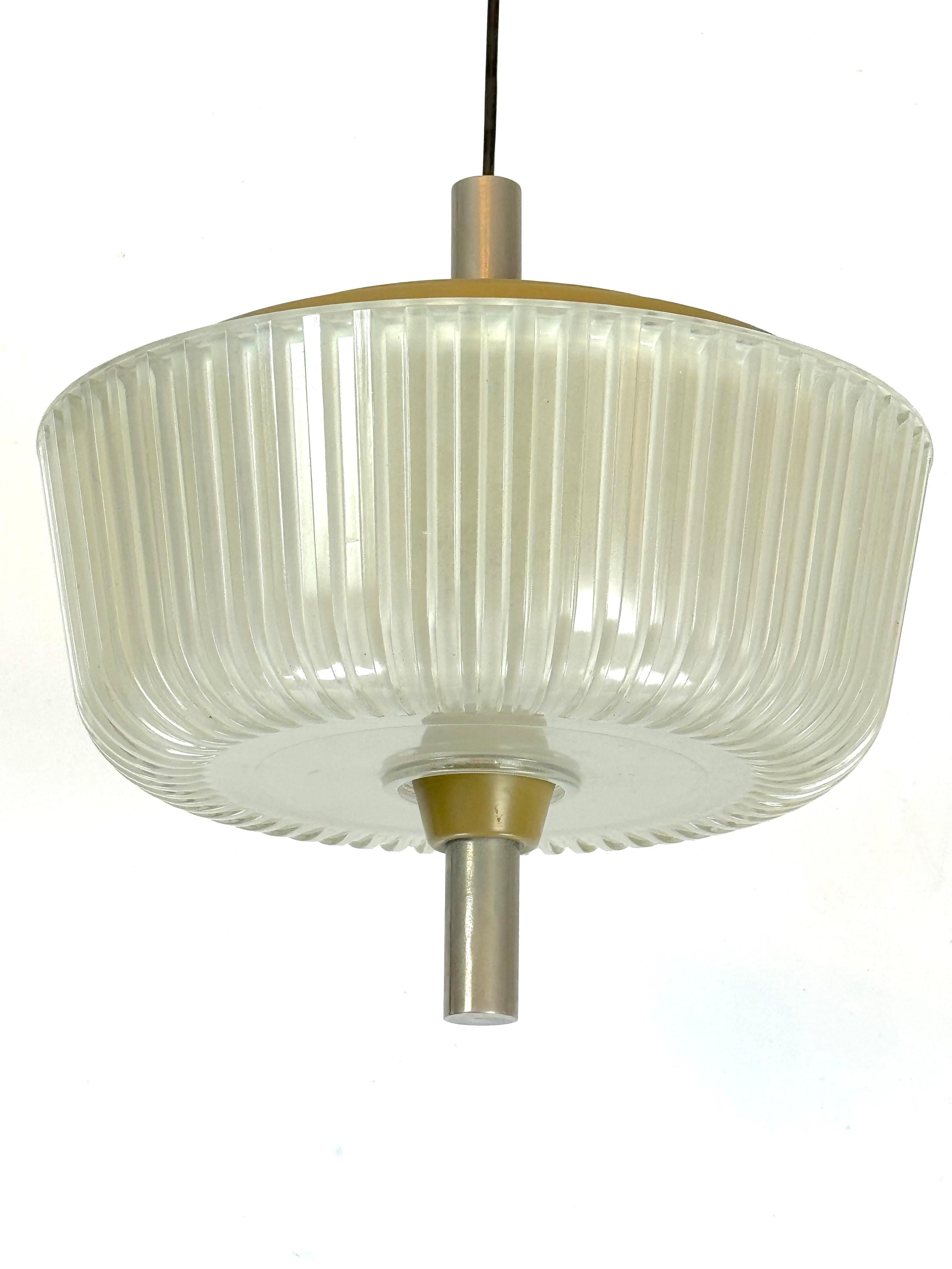 Raro lampadario in vetro di Murano Art Deco prodotto da Seguso. Italia anni '40. Realizzato in vetro di Murano, metallo laccato e ottone nichelato. Ottime condizioni vintage con normali tracce d'età e d'uso. Nessuna scheggiatura o incrinatura. Monta