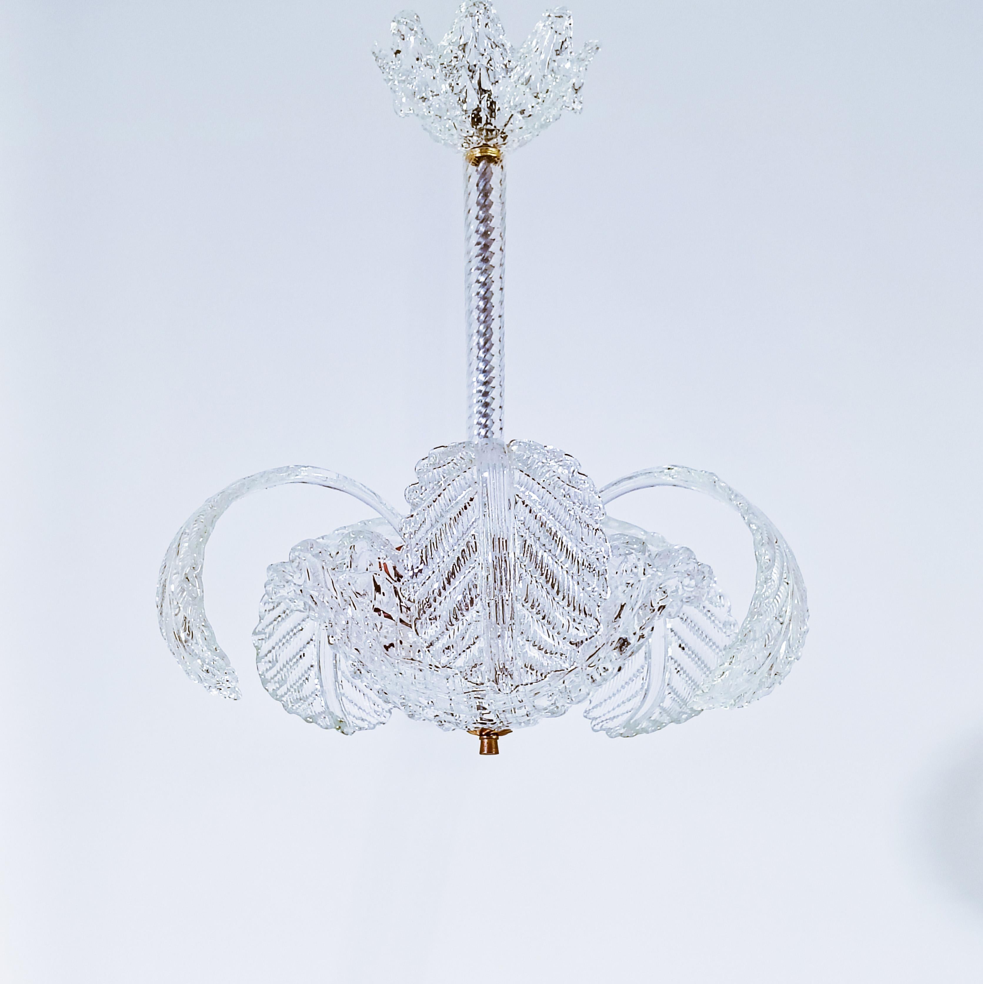 Lustre Art déco en verre de Murano par Seguso, Italie, années 1940. Composé de 5 pièces en verre de Murano faites à la main en forme de feuilles de palmier, qui émergent d'un élément central en forme de bol également en verre de Murano, ainsi que de