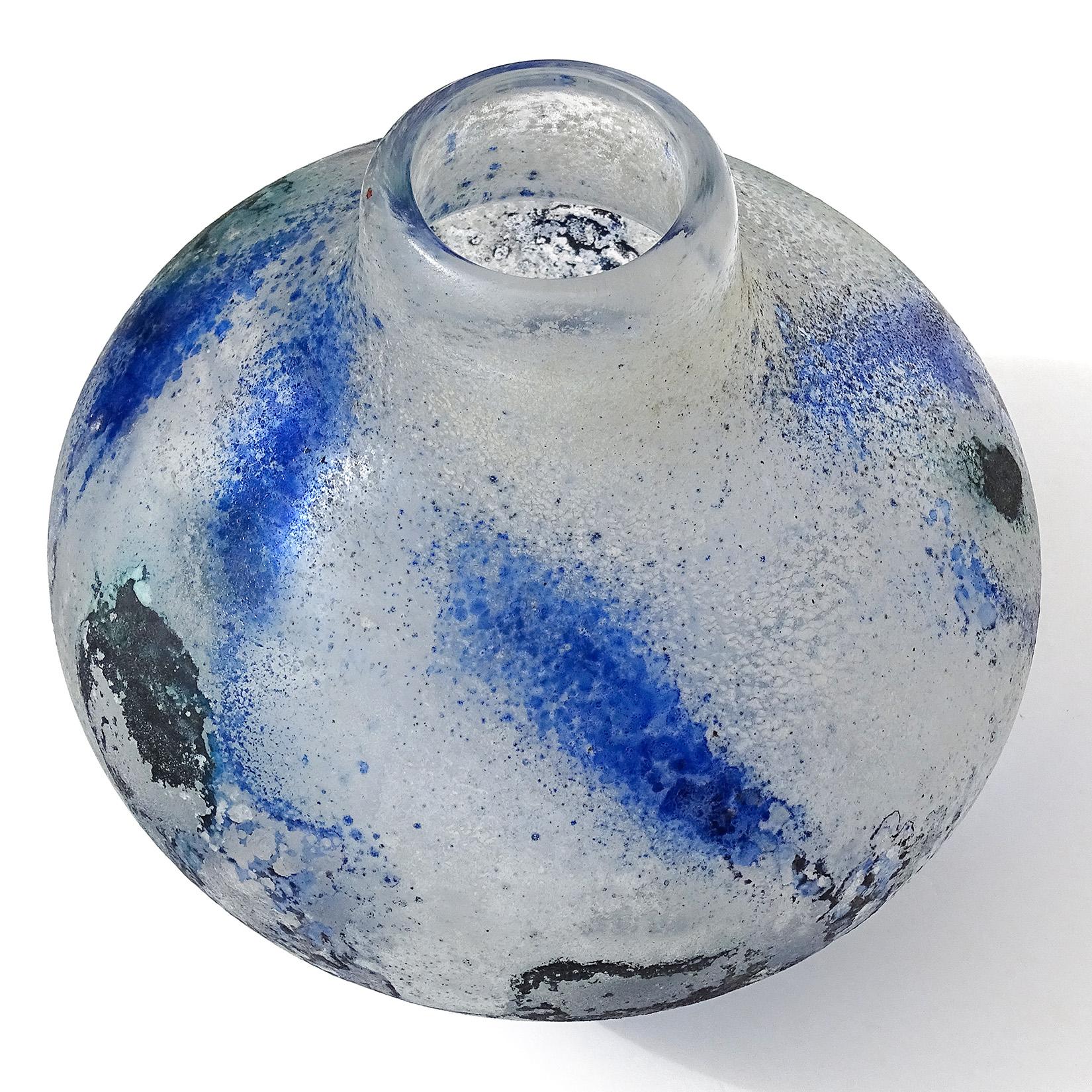 Magnifique et inhabituel, grand vintage Murano soufflé à la main noir et bleu pigments d'éclaboussures vase de fleurs en verre d'art italien. La pièce est documentée à l'atelier de verre Seguso Arte Vetro. Le Label d'origine est encore attaché et