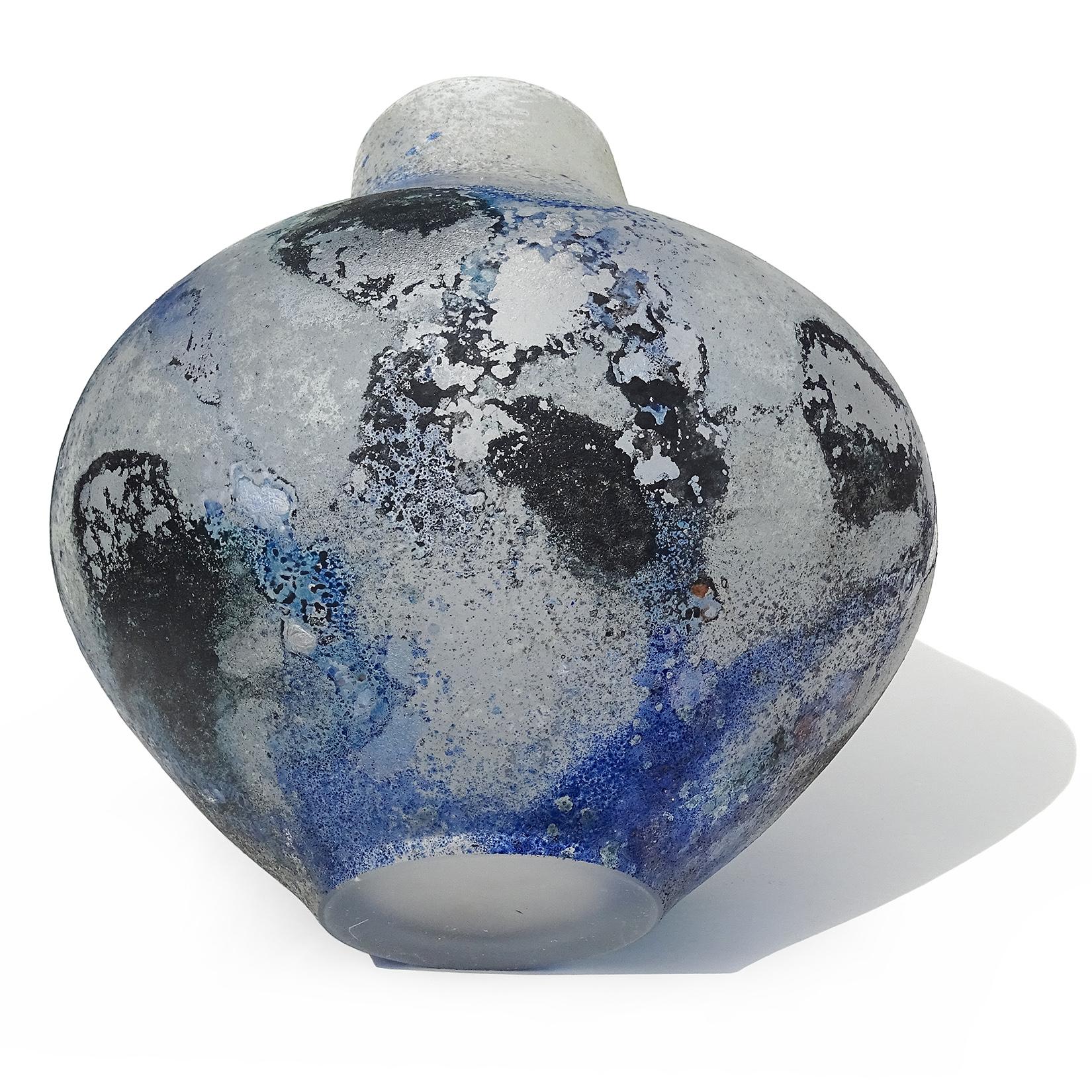 Italienische abstrakte Scavo-Blumenvase aus Murano-Kunstglas von Seguso Arte Vetro in Blau und Schwarz (Ende des 20. Jahrhunderts) im Angebot