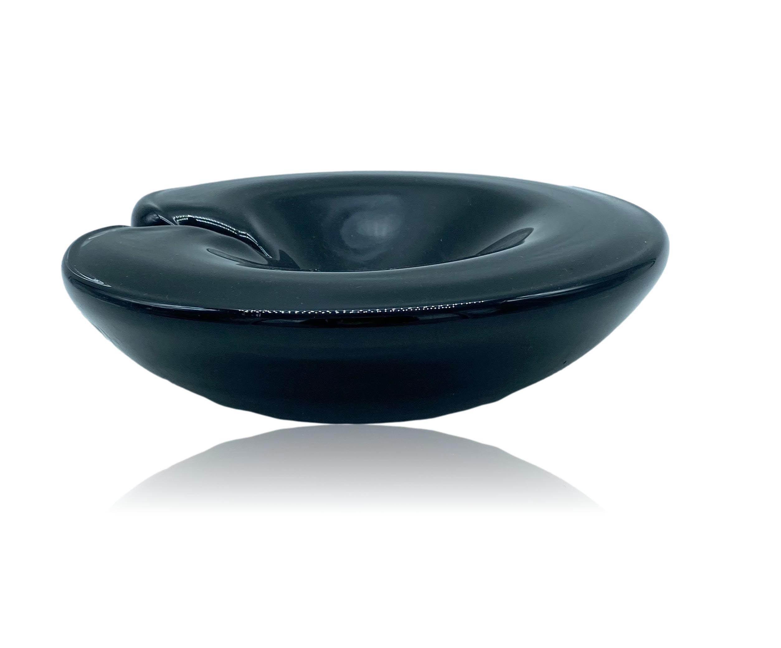 Rare and beautiful centerpiece ashtray in Murano glass Archimede Seguso 1970, round black color. With label.