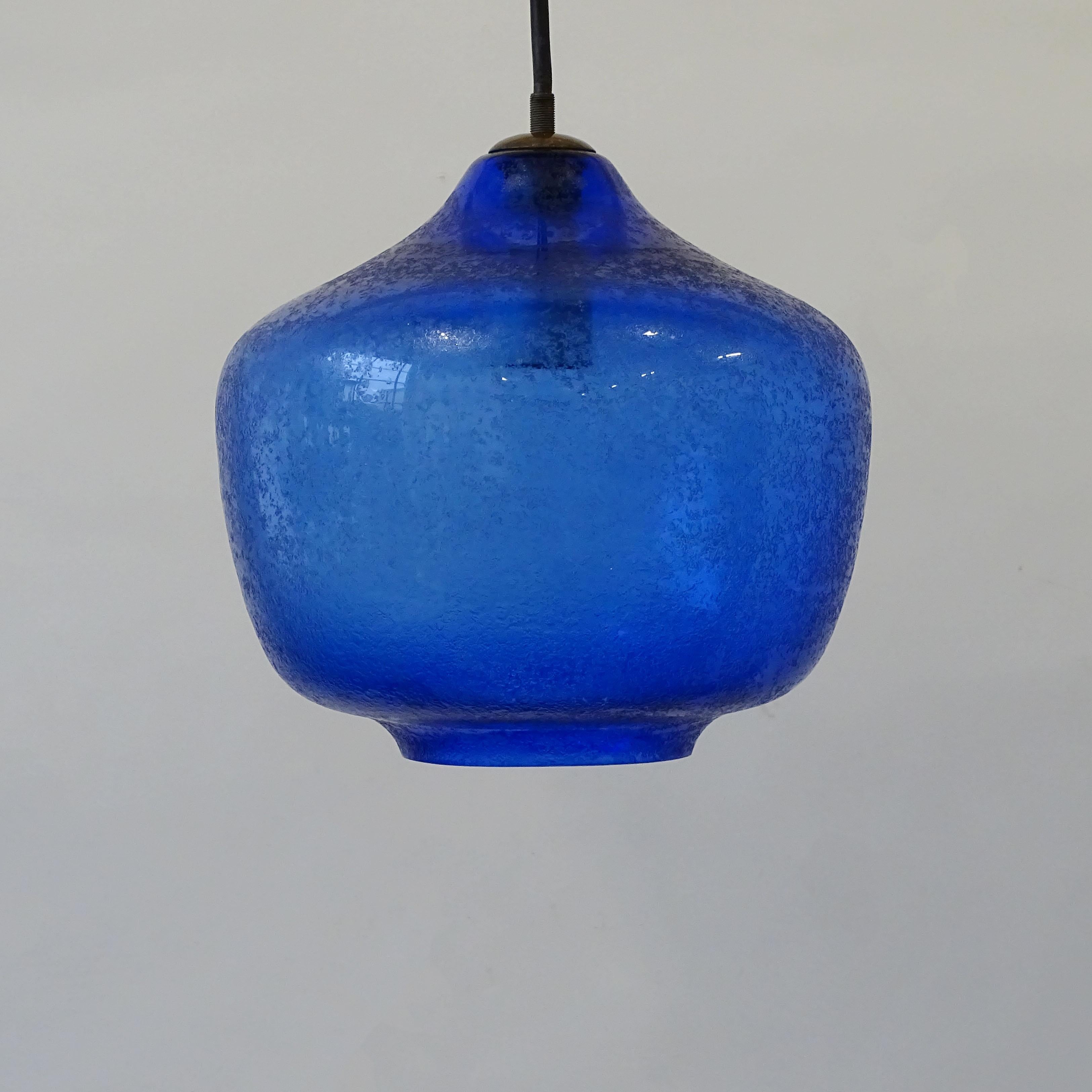 Italian Seguso blue corroso Murano glass pendant lamp, Italy 1950s For Sale
