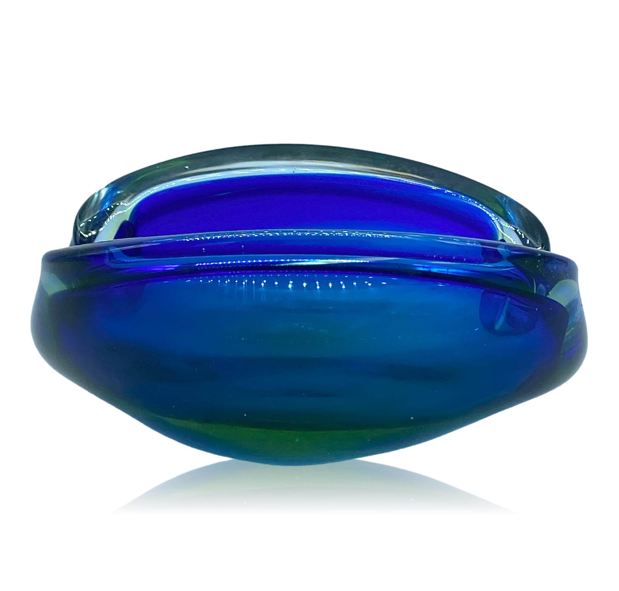 Ashtray / Empty pockets in Murano glass Seguso, 1960. Elliptical shape in blue, turquoise and transparent. Very good condition.