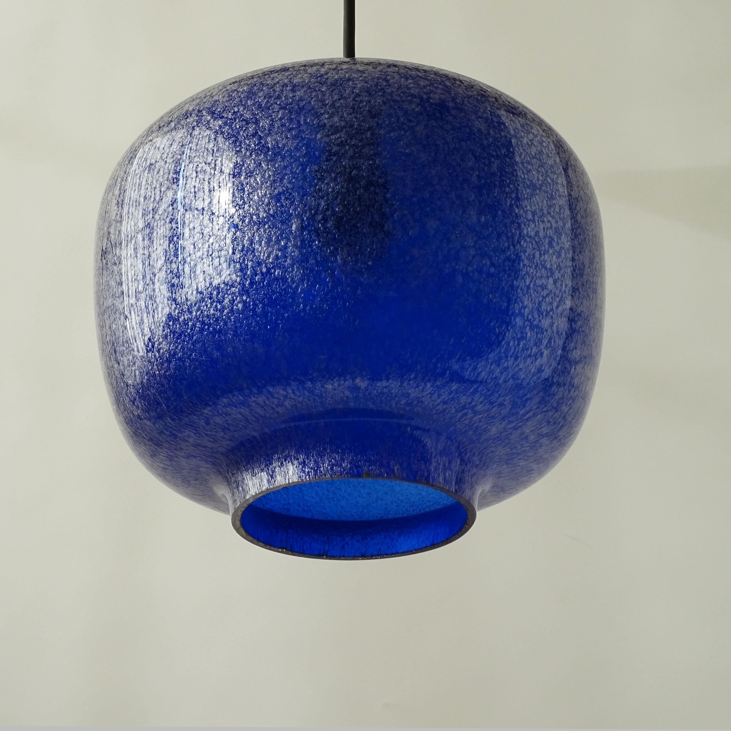 Italian Seguso blue Pulegoso Murano glass pendant lamp, Italy 1950s For Sale