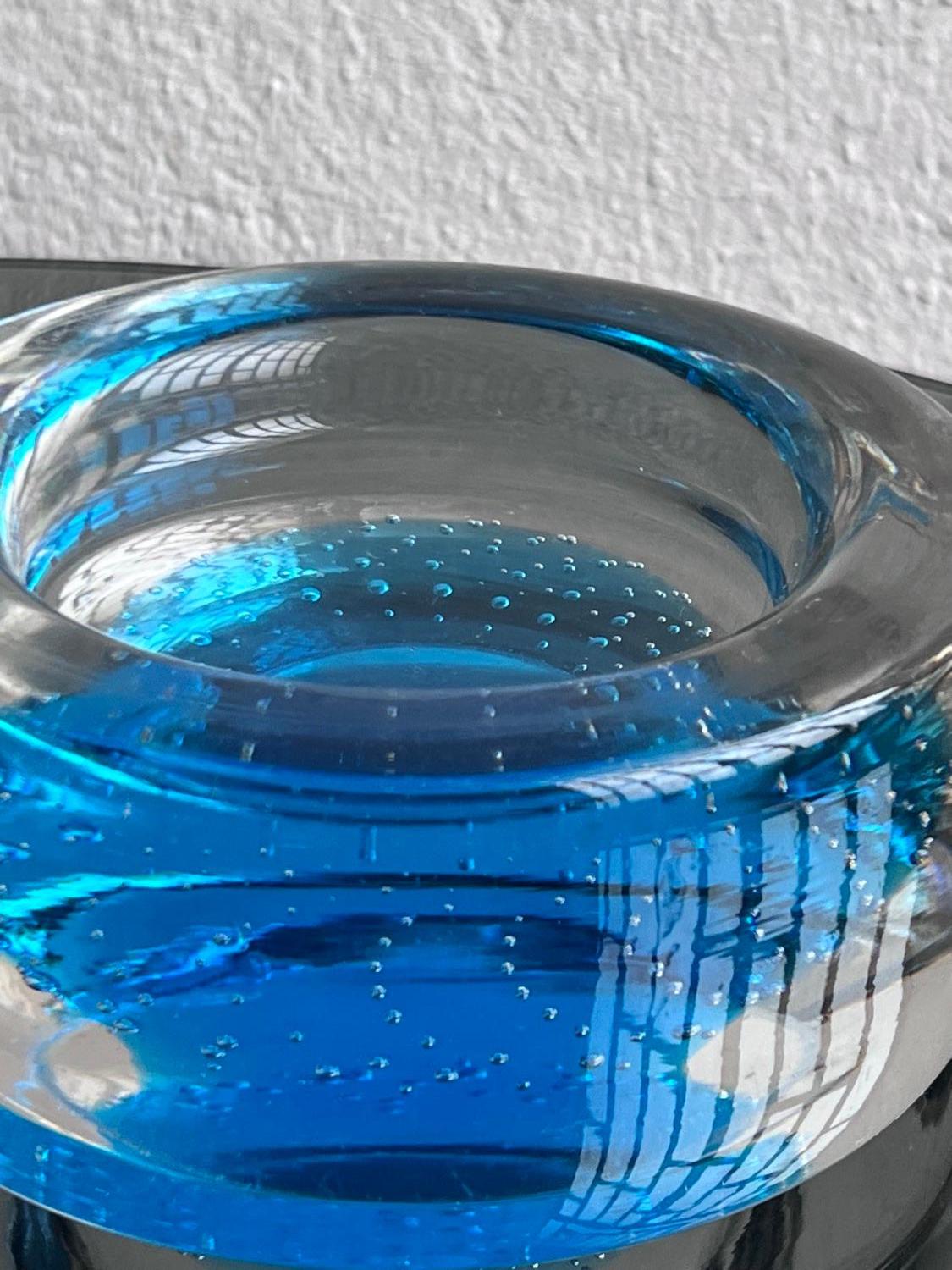 Seguso bowl, blue and clear Sommerso Murano glass, decorative sculpture In Good Condition For Sale In Milano, IT