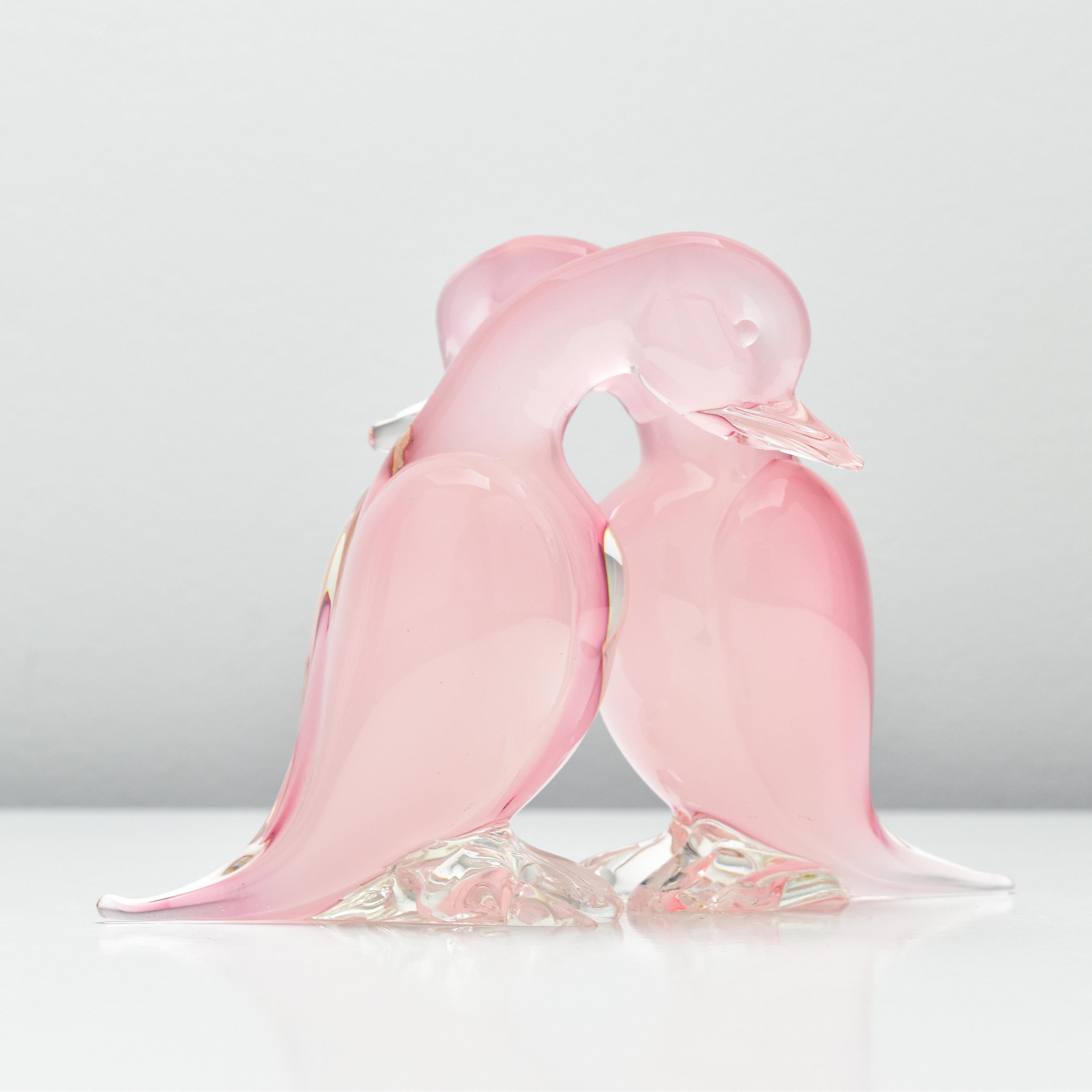 This vintage mid-century wrapping around each other loving couple of ducks in pink alabastro art glass, crafted by Seguso, is a charming representation of the skilled artistry of the era. These meticulously designed ducks exude a sense of