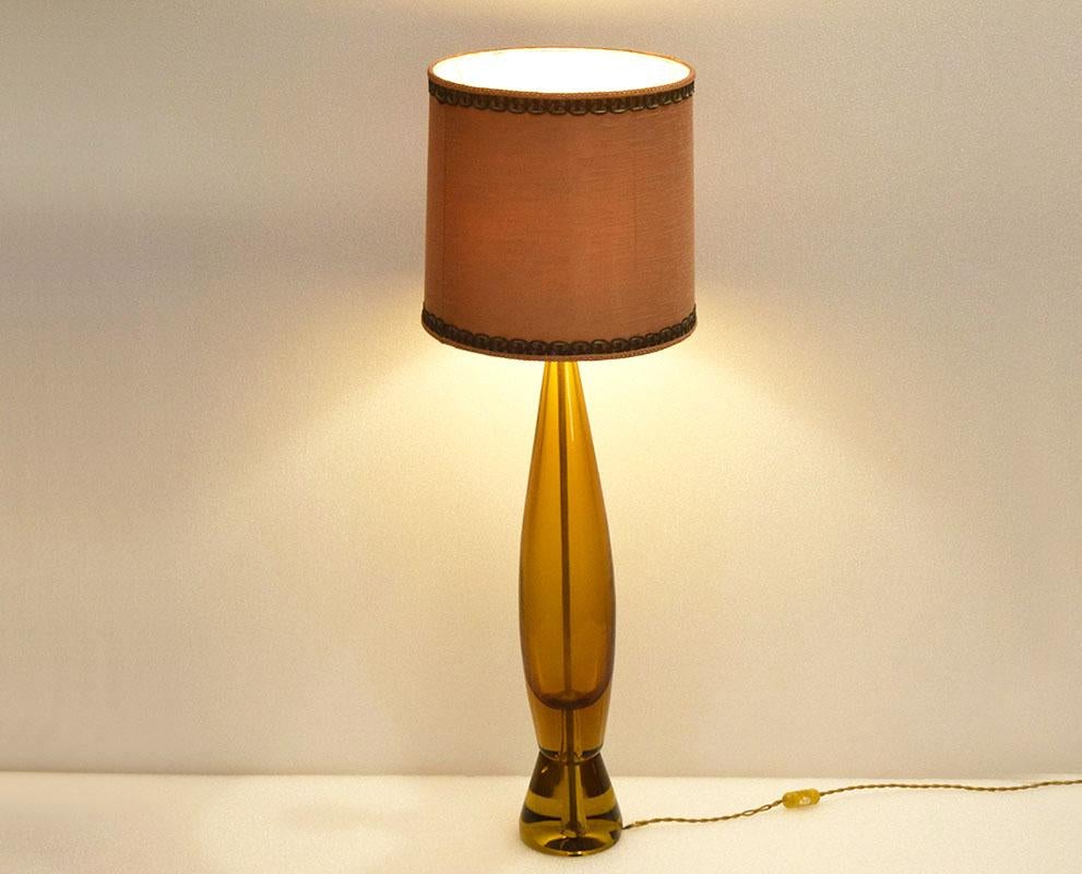 Large table lamp in sommerso glass designed by Flavio Poli for Seguso, Murano 1950s.
Made of amber-coloured submerged glass with lampshade and original wiring.
Engraved signature on the bottom.
In excellent condition.