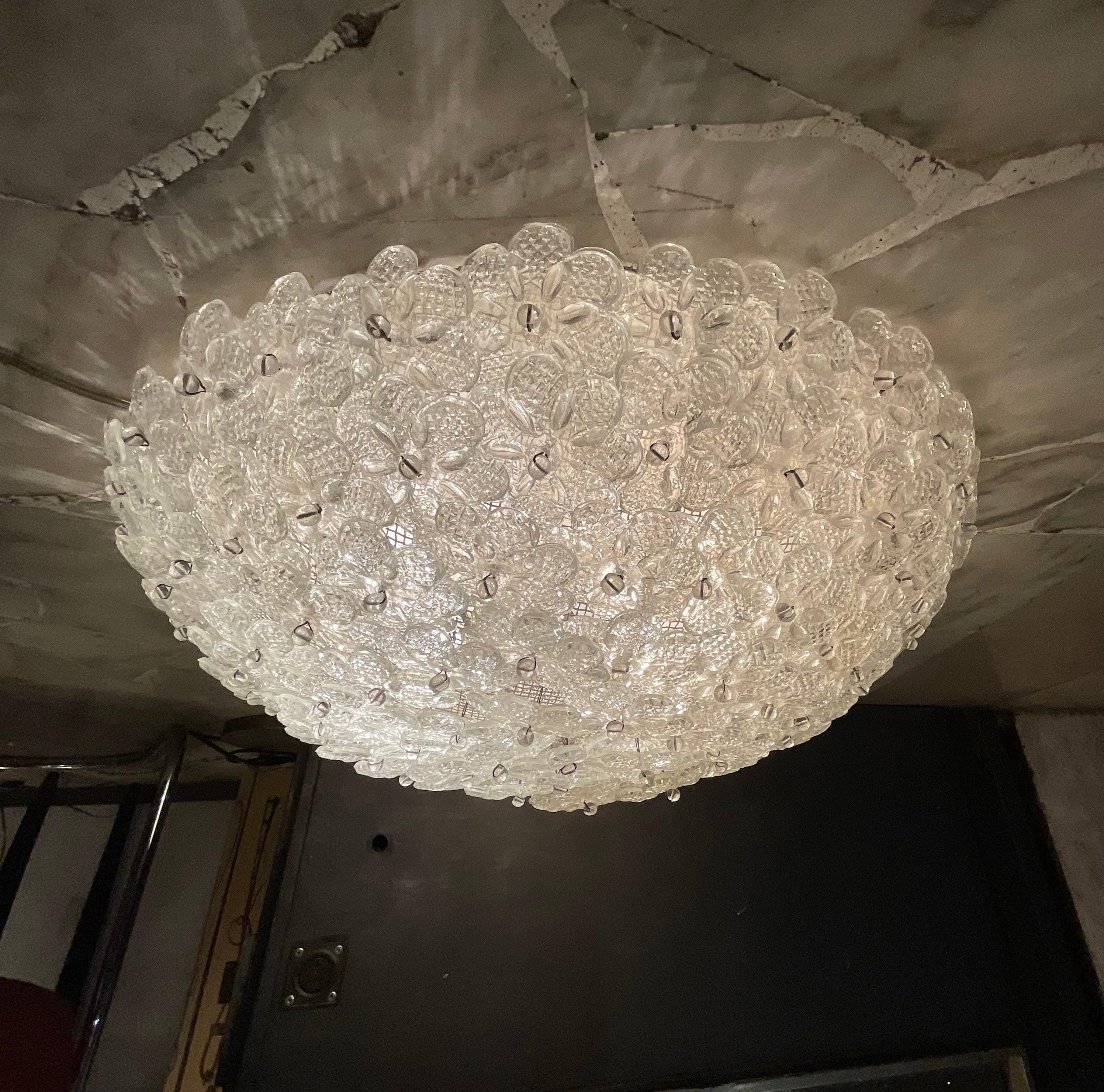 Grande plafonnière en parfait état et fonctionnelle, conçue par FLAVIO POLI  e prodotta da SEGUSO a MURANO negli anni 50 del Novecento.
La plafoniera e molto bella anche usata come applique é composta da tanti fiori tutte in vetro di murano , su una