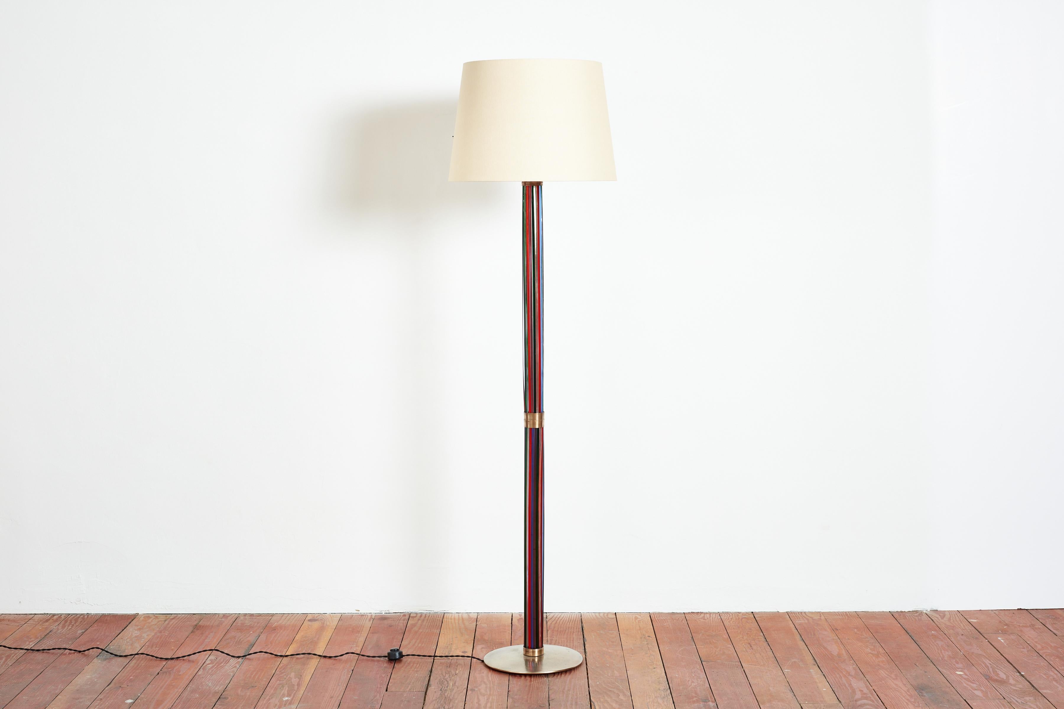 Alta e bella lampada da terra Seguso con aste in vetro multicolore arcobaleno che si impilano per creare una colonna verticale. 
Hardware e base in ottone 
Appena ricablato con un nuovo paralume in seta. 