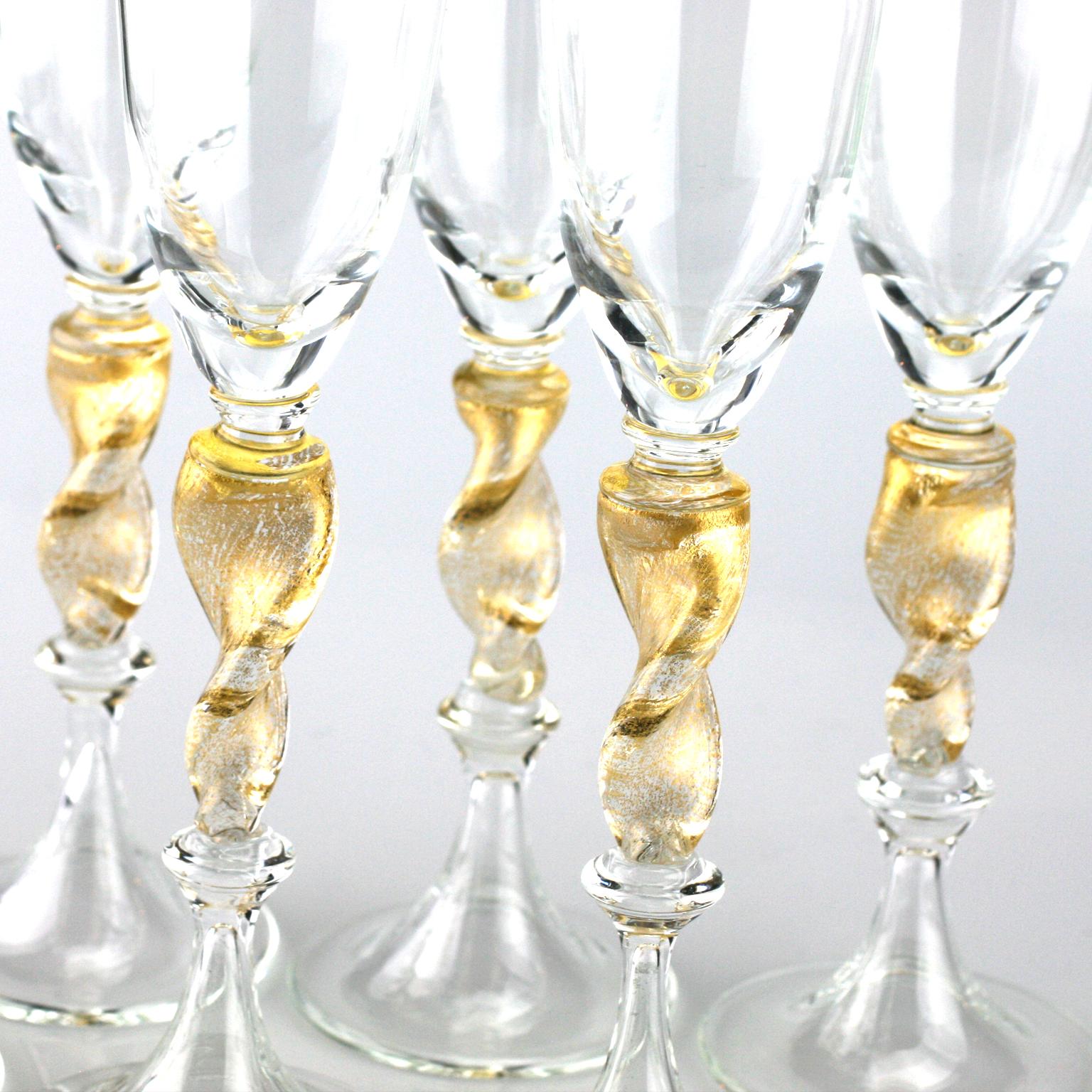 italien Lot de six flûtes en verre de Murano Seguso avec détail de vapeur torsadée à la feuille d'or en vente
