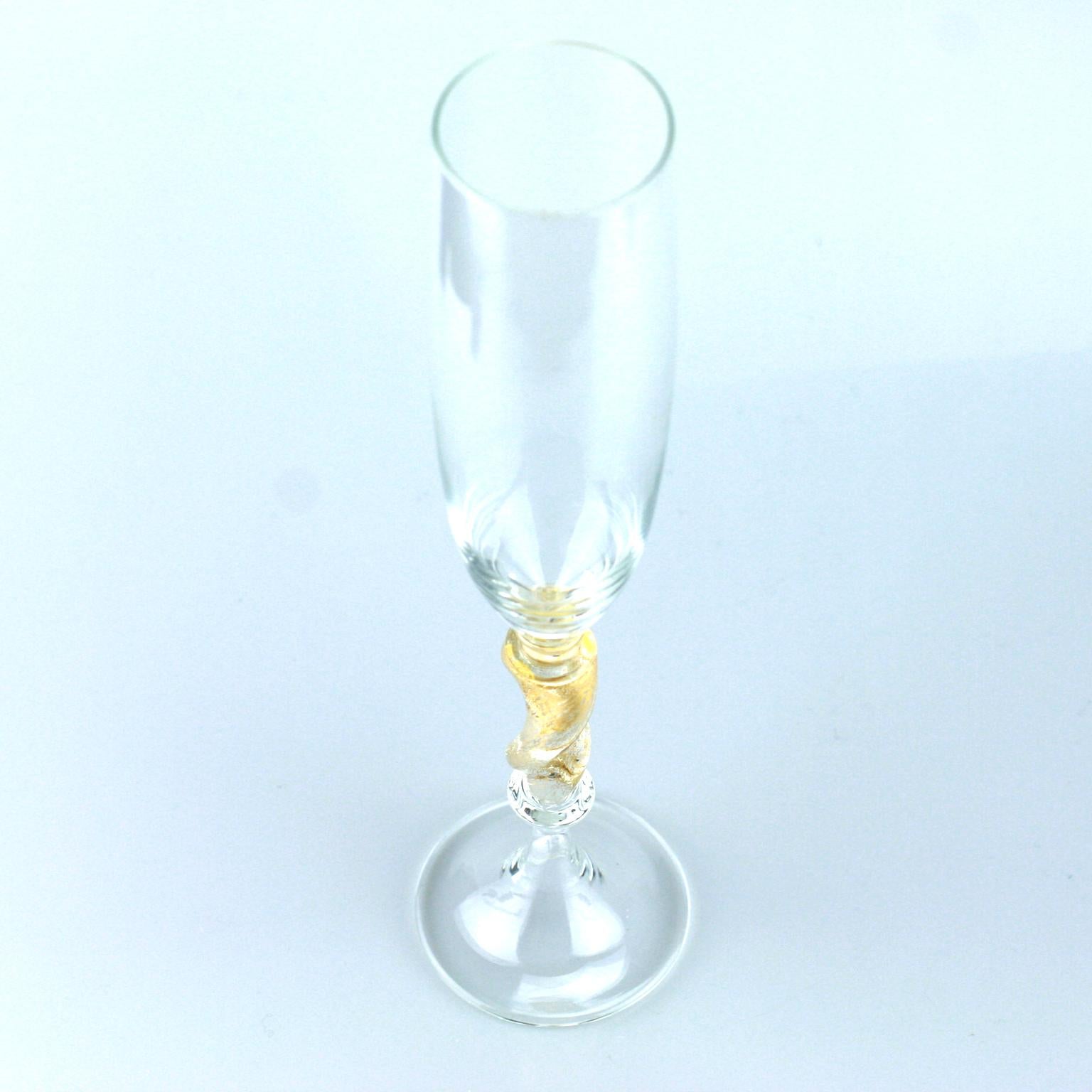 Fait main Lot de six flûtes en verre de Murano Seguso avec détail de vapeur torsadée à la feuille d'or en vente
