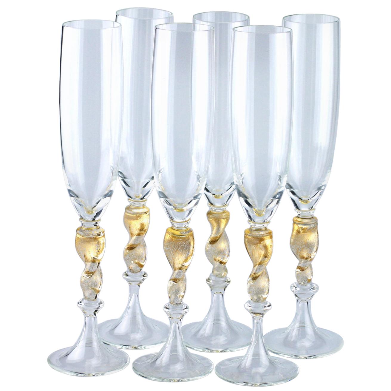 Lot de six flûtes en verre de Murano Seguso avec détail de vapeur torsadée à la feuille d'or en vente