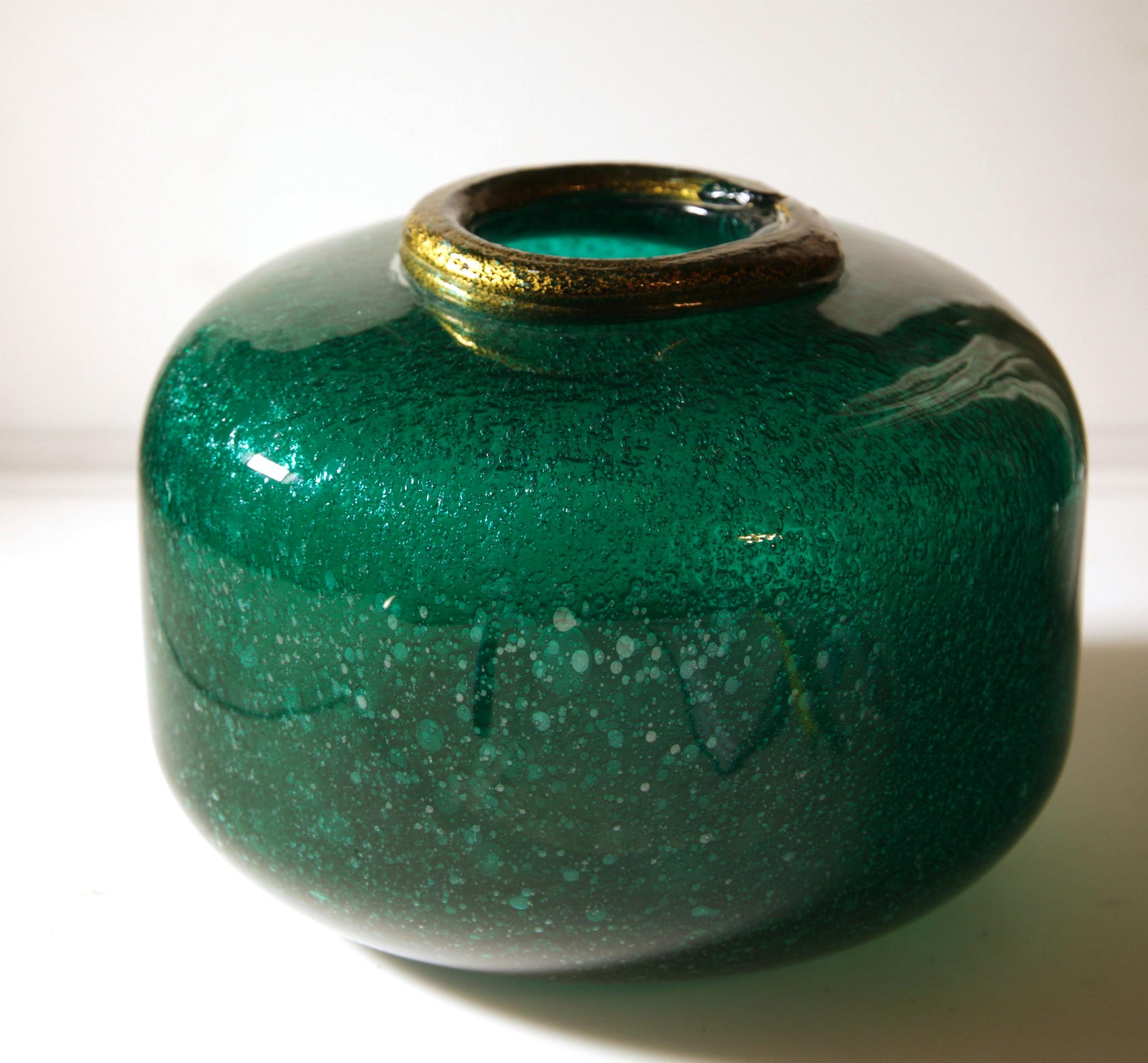 Extremely rare if not unique. Astonishing emerald color and perfectly executed pulegoso finish. This is crucible pulegoso. The mouth has a rim with external gold leaf attached and shows the overlapping of the glass hot bead.

This vase belongs to