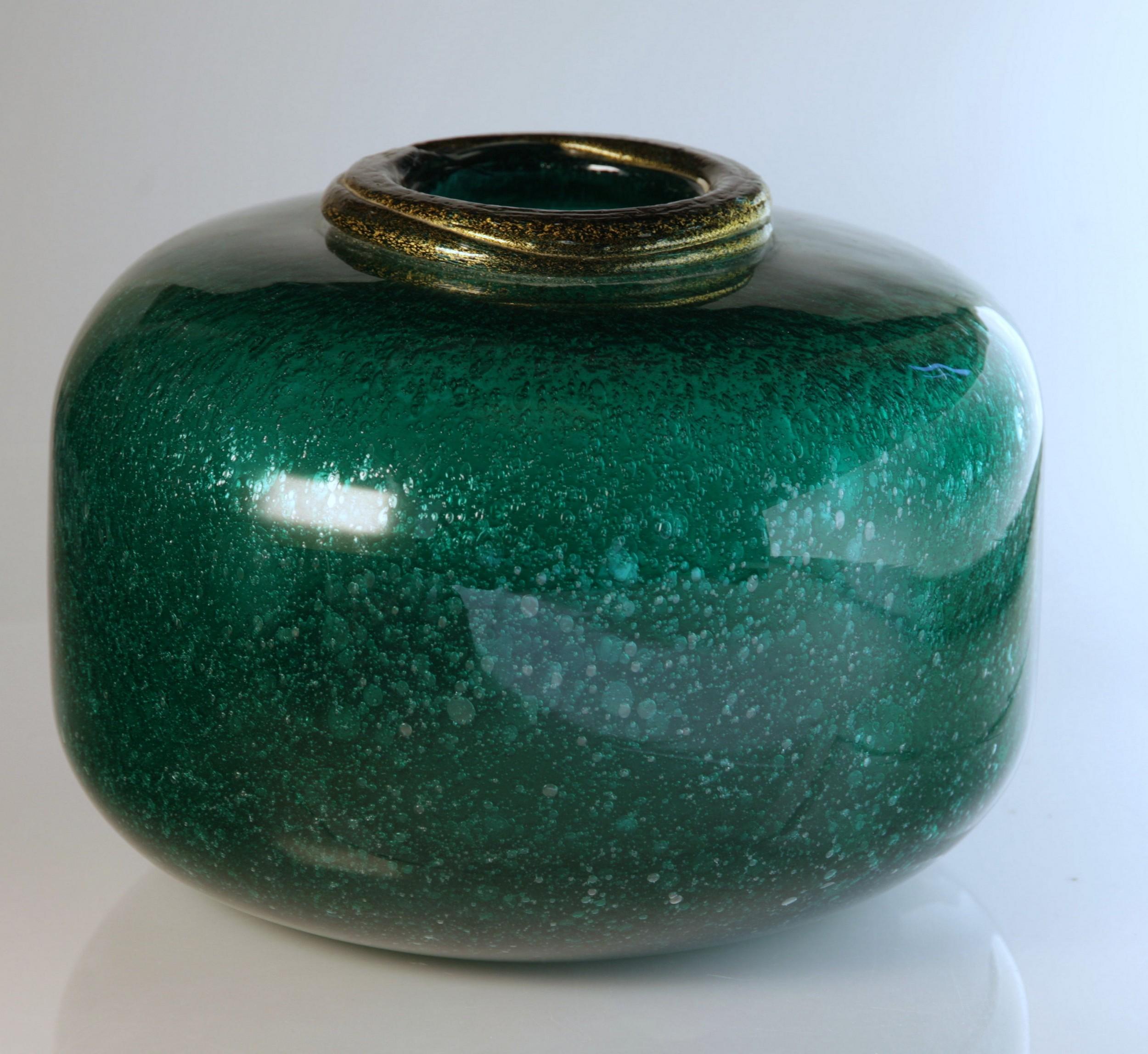 Art Glass Seguso for Bisazza Emerald Murano Pulegoso Vase Gold Leaf Rim, 1993 Signed