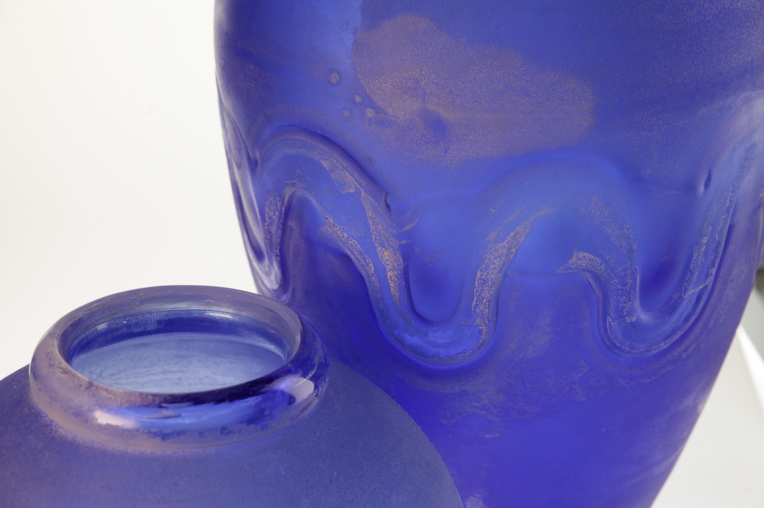 Seguso for Bisazza Pair Cobalt Scavo Corroso Murano Glass Vase 1993 Signed In Good Condition In Tavarnelle val di Pesa, Florence