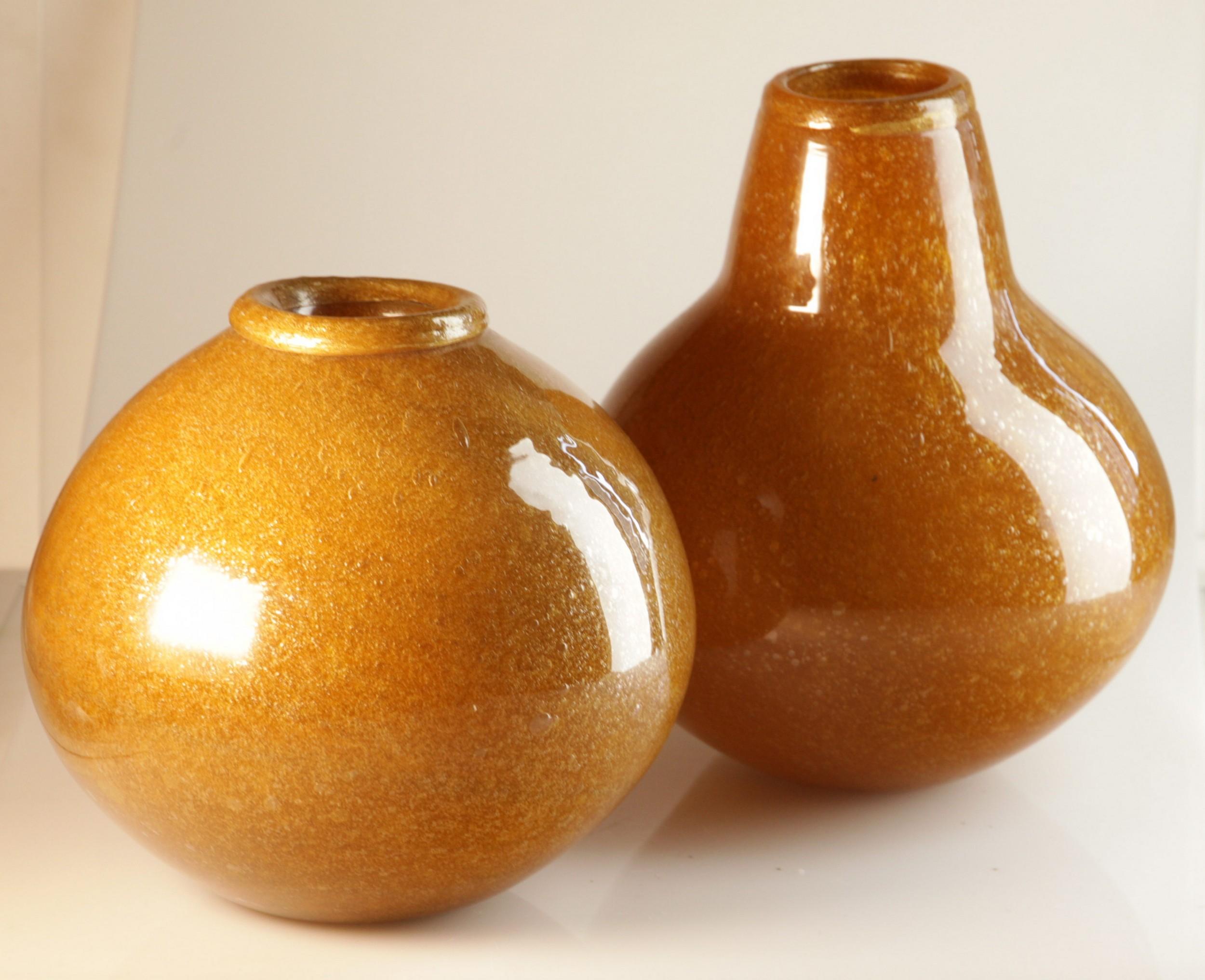 Set of two splendid Pulegoso vase. One round and the other tall. The round is lighter and the tall darker tone of mustard.
Perfectly executed Pulegoso finish. This is Murano Crucible Pulegoso. The mouth has a rim with external gold leaf difficult