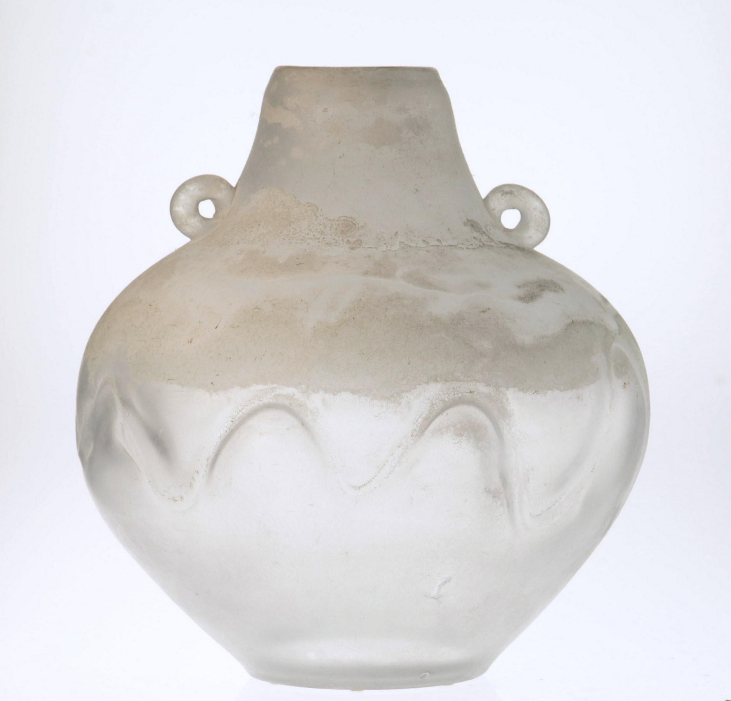 Grand vase scavo unique. Bisazza a utilisé ici un thème qui était populaire à la fin des années 1980, l'art amérindien. En particulier la poterie Navaho.

Le scavo est fabriqué en utilisant une technique de scavo qui consiste à ajouter des