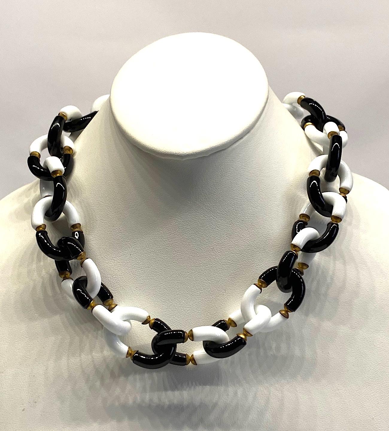 A beautifully hand crafted black and white glass chain necklace by famous Italian glass house Seguso circa 1960. These necklaces were designed by Archimede Seguso in collaboration with Coco Chanel. The glass 