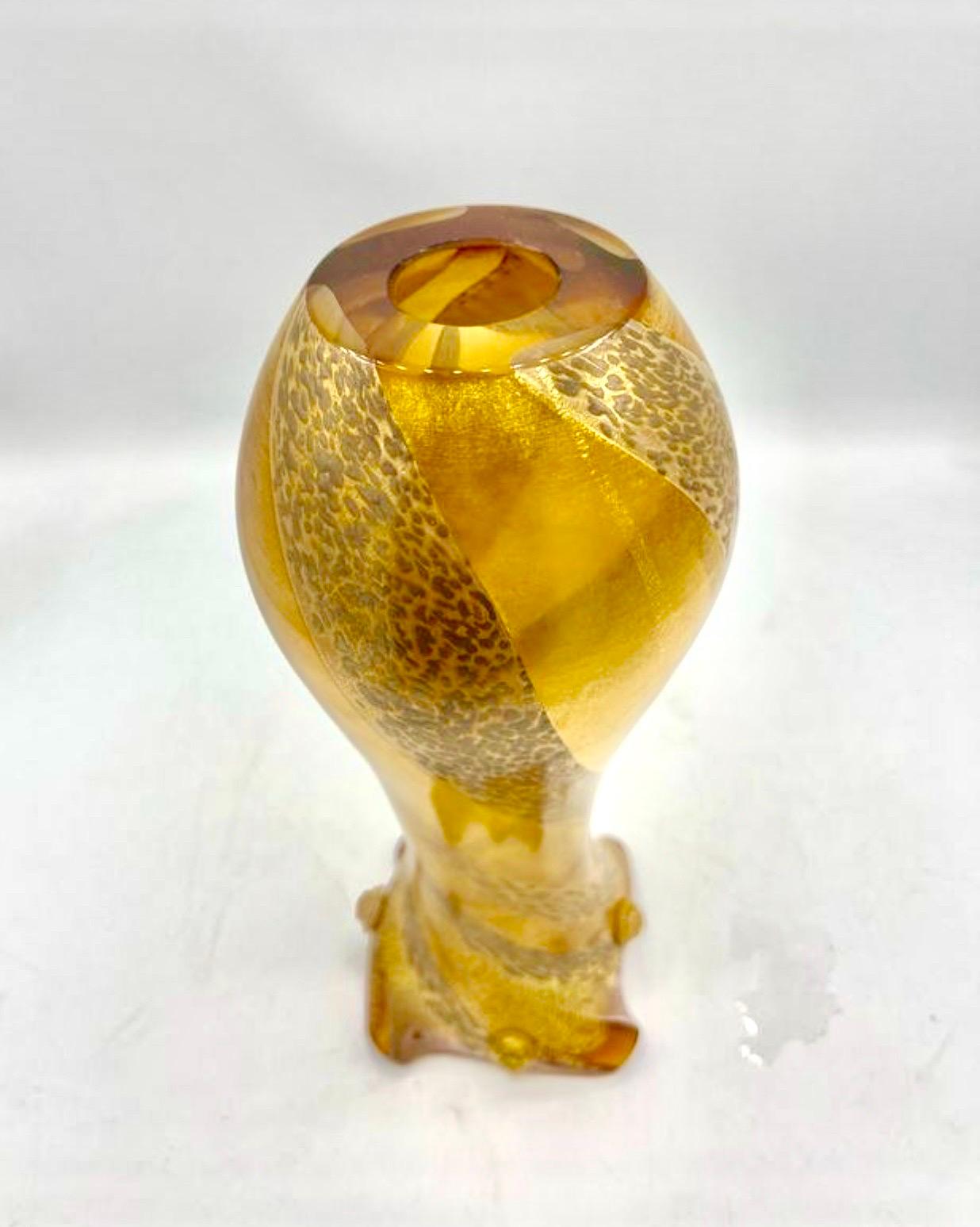 Murano art glass sculptural vase in gold inlaid. manufactured by Seguso Vetri d'Arte by Flavio Poli . Italy, 1950s. Brilliant colors: Gold glass inlaid in clear glass using the Sommerso technique. Amazing organic design and eye-catching colors.