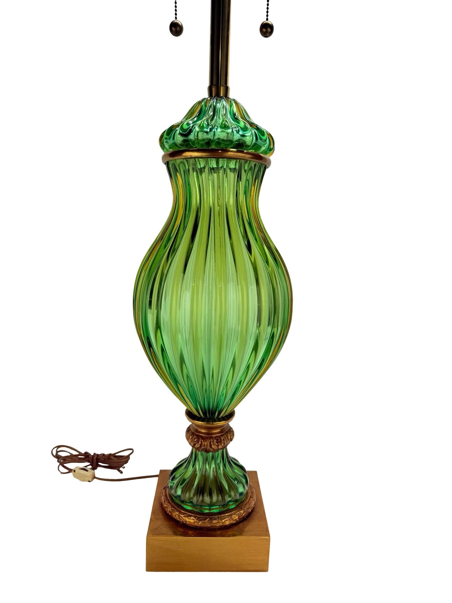 Lámpara de mesa de cristal de Murano verde de Seguso con soportes de bronce ormolu, circa 1960 en venta 3