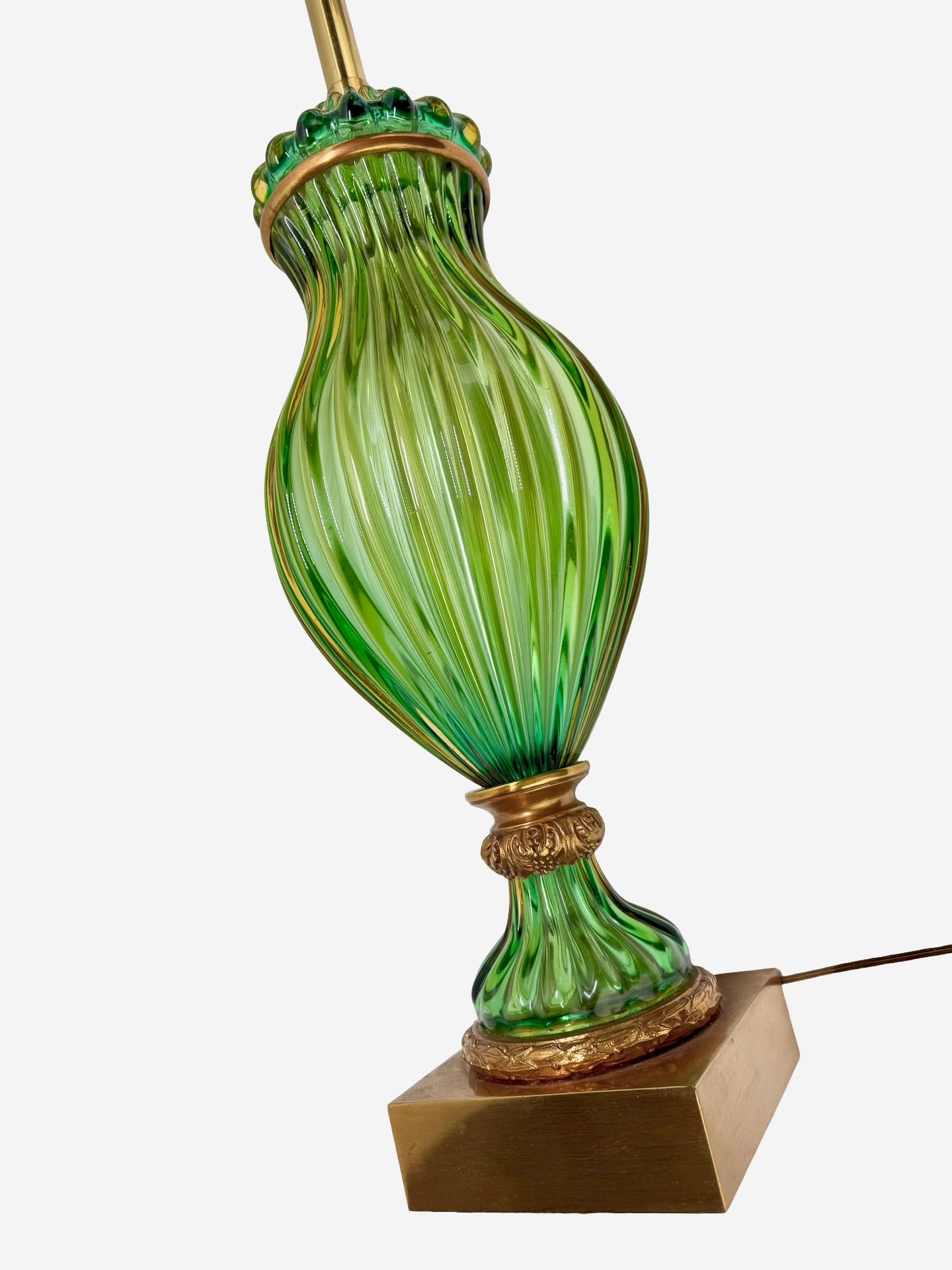 Lámpara de mesa de cristal de Murano verde de Seguso con soportes de bronce ormolu, circa 1960 en venta 4