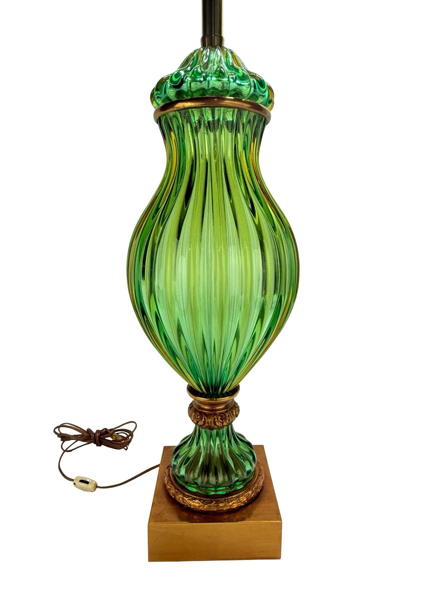 Llamativa lámpara de sobremesa de cristal de Murano soplado a mano, fabricada por Seguso para The Marbro Lamp Company, que data de la década de 1960. El cuerpo ricamente coloreado exhibe una distintiva forma de balaustre con estrías verticales en