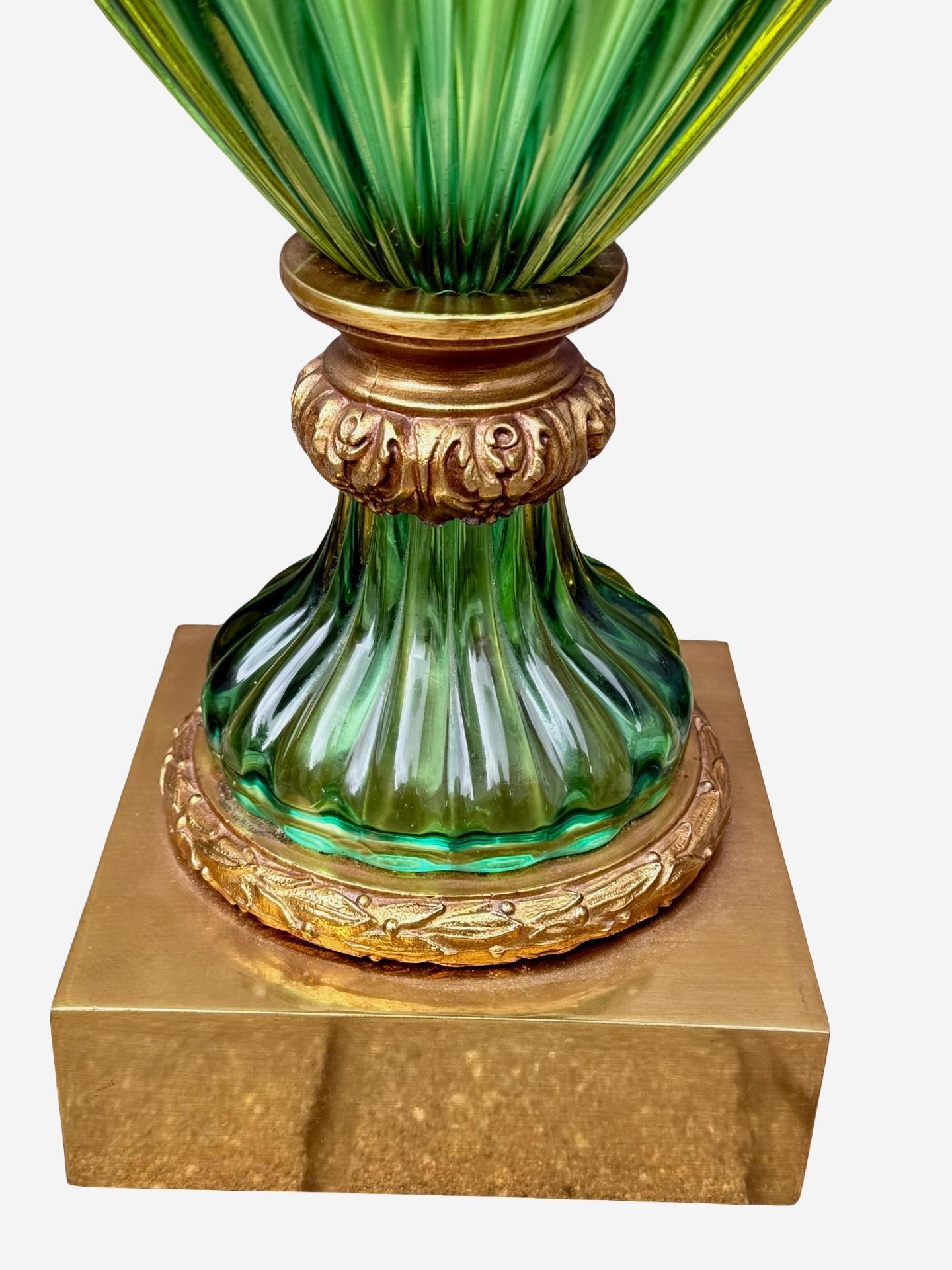 Lámpara de mesa de cristal de Murano verde de Seguso con soportes de bronce ormolu, circa 1960 Moderno de mediados de siglo en venta
