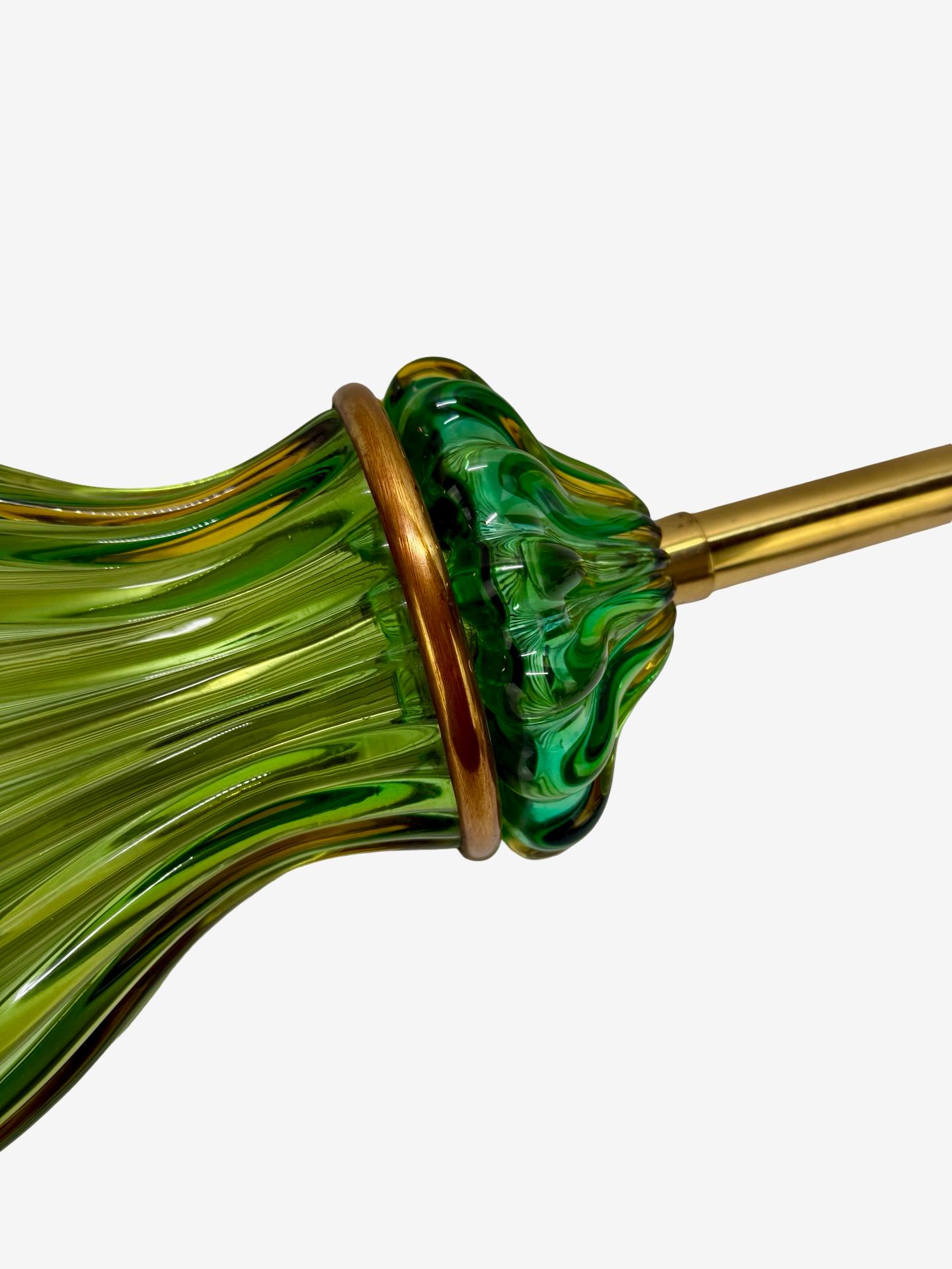 Lámpara de mesa de cristal de Murano verde de Seguso con soportes de bronce ormolu, circa 1960 en Bueno estado para la venta en Atlanta, GA