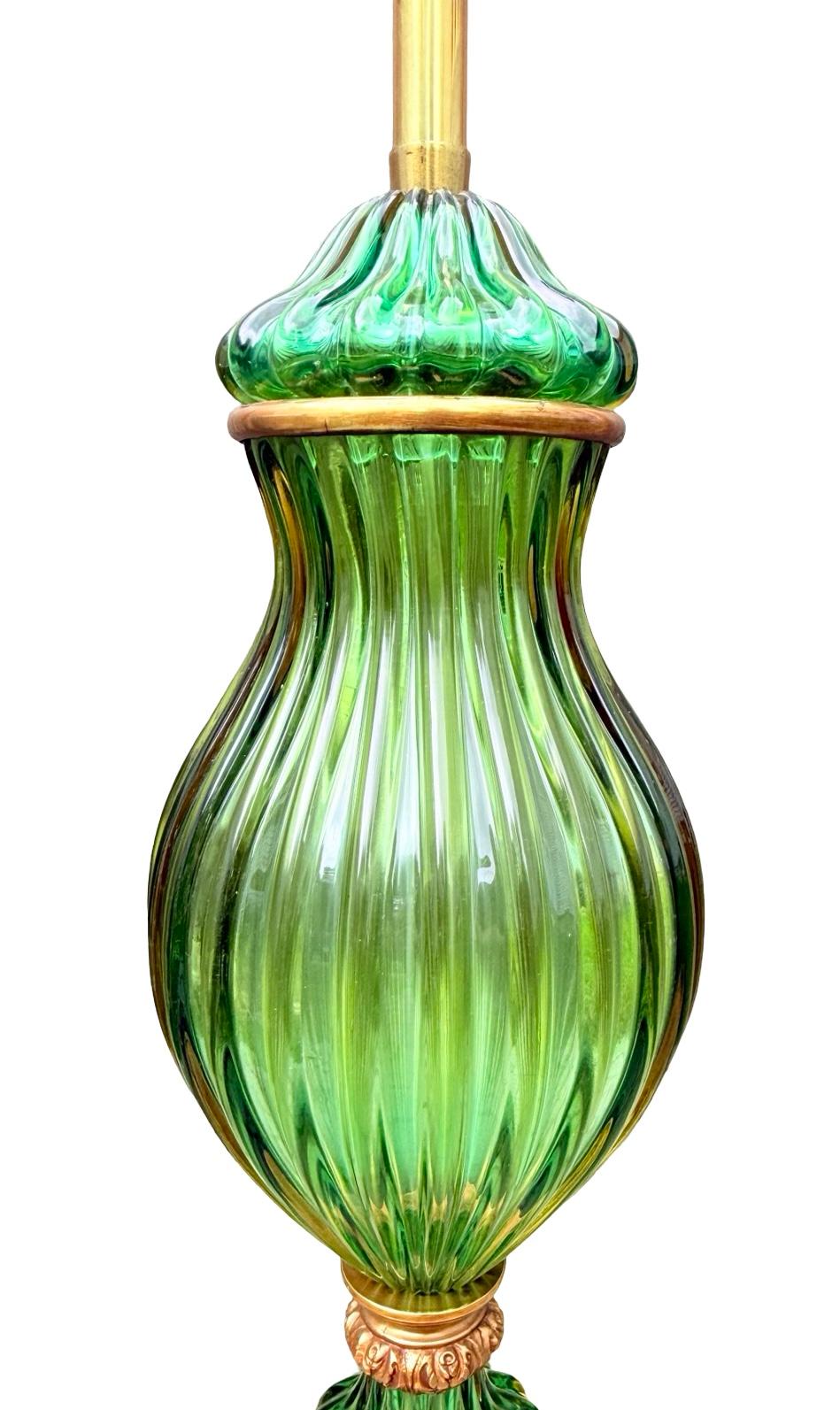 Lámpara de mesa de cristal de Murano verde de Seguso con soportes de bronce ormolu, circa 1960 siglo XX en venta