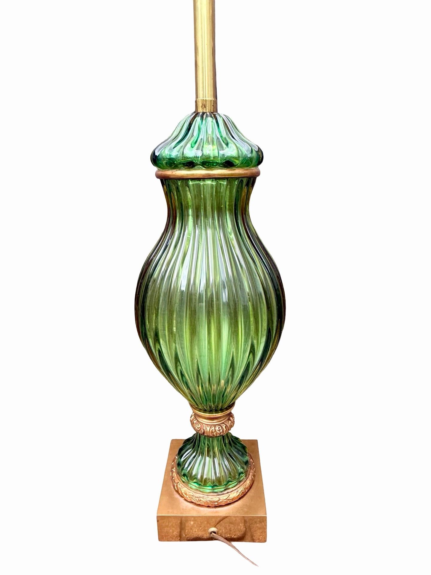 Lámpara de mesa de cristal de Murano verde de Seguso con soportes de bronce ormolu, circa 1960 en venta 1
