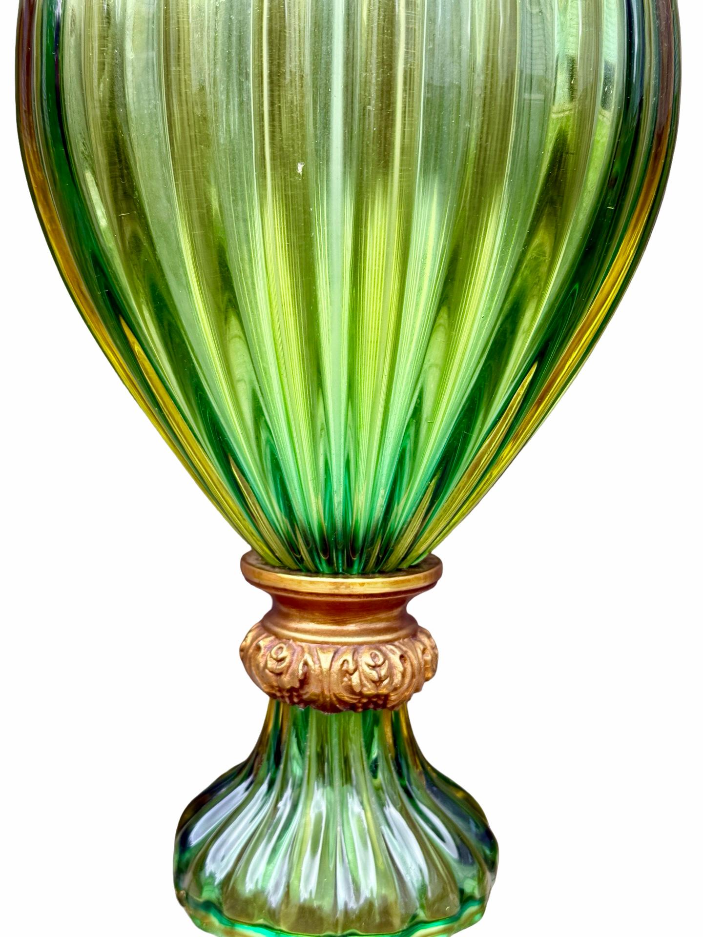 Lámpara de mesa de cristal de Murano verde de Seguso con soportes de bronce ormolu, circa 1960 en venta 2