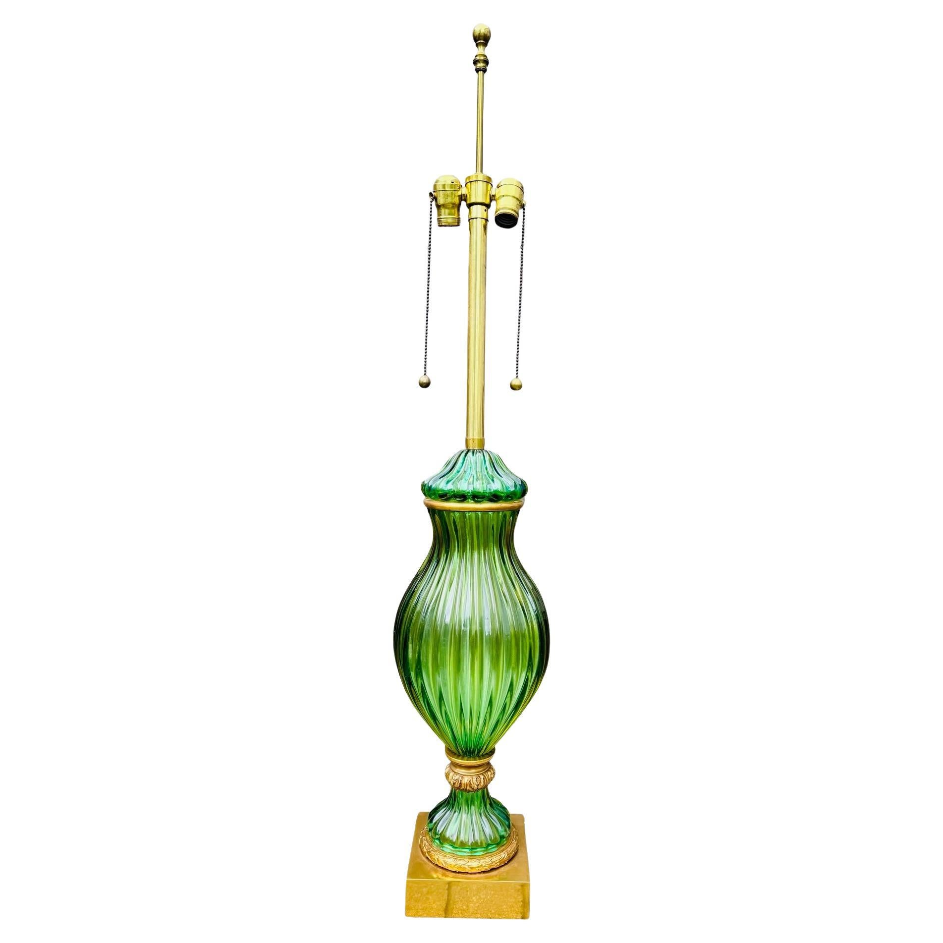 Lámpara de mesa de cristal de Murano verde de Seguso con soportes de bronce ormolu, circa 1960 en venta