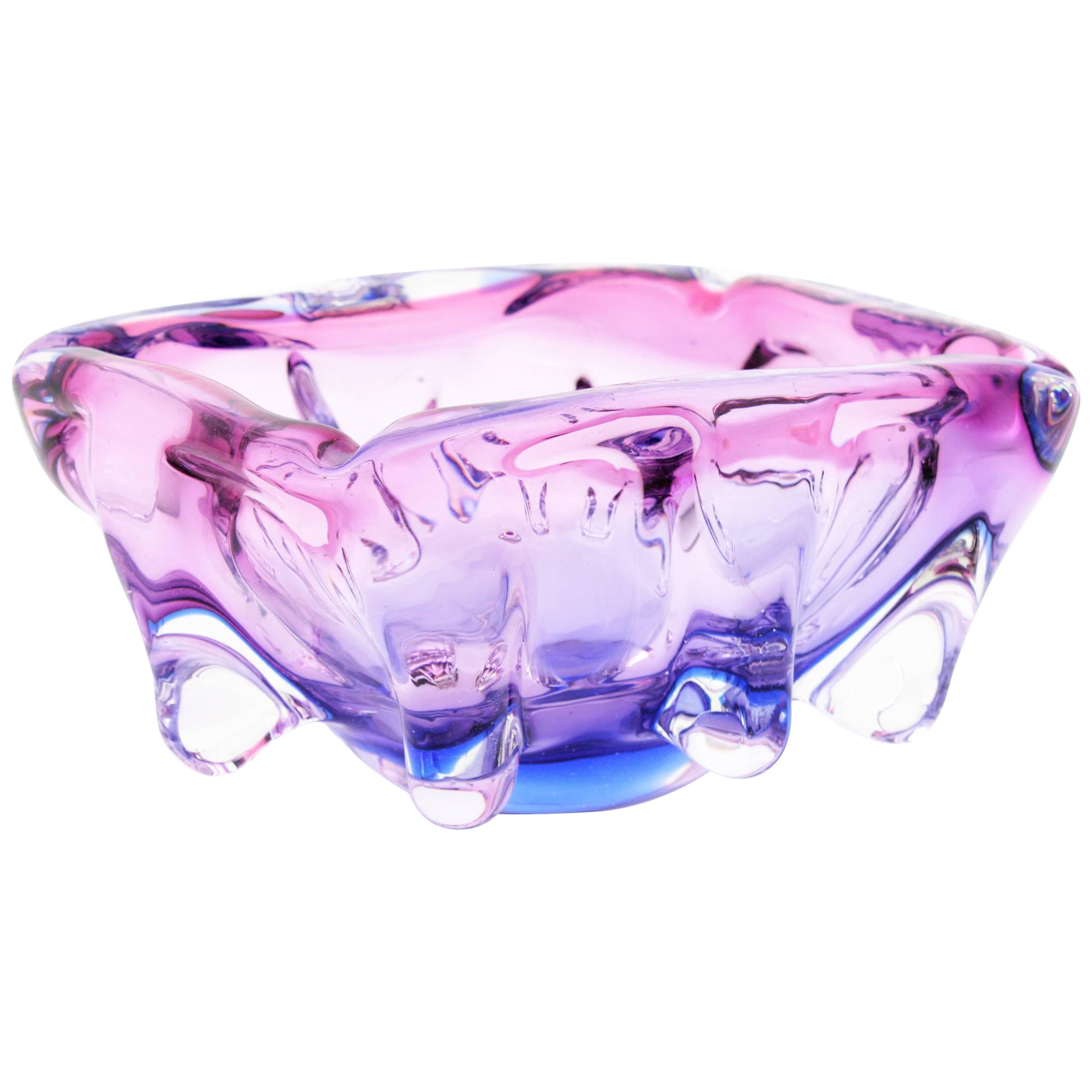 Impressive hand blown Murano Art glass bowl / centerpiece in a degrade of colors from pink to blue. Attributed to Seguso. Italy, 1960s.
Pink, purple and blue glass submerged into clear glass with Sommerso technique, rectangular design and organic