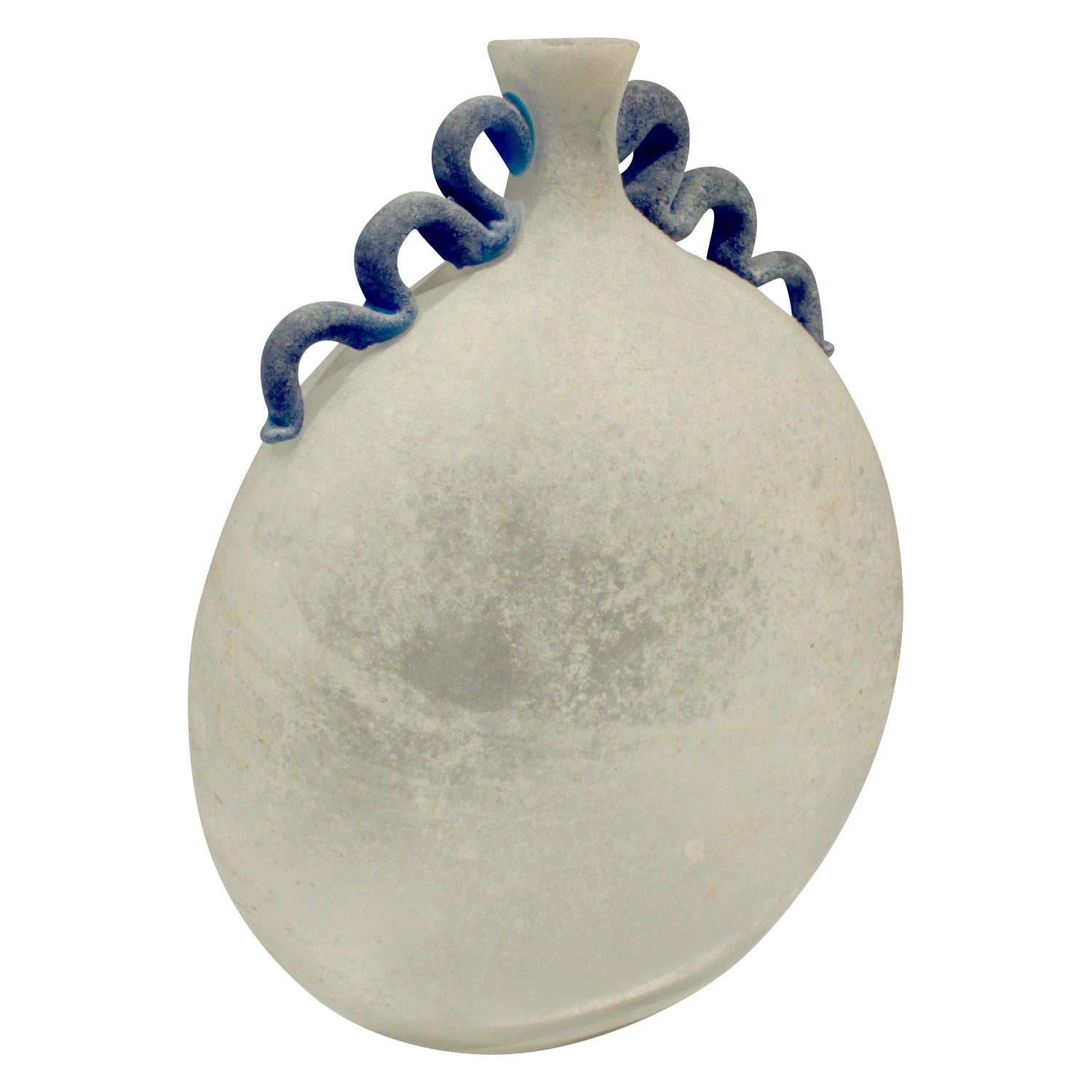 Vase aus mundgeblasenem Scavo-Glas mit aufgesetzten blauen Dekorelementen von Seguso:: Murano:: Italien:: 1980er Jahre (auf dem Boden geätzt 