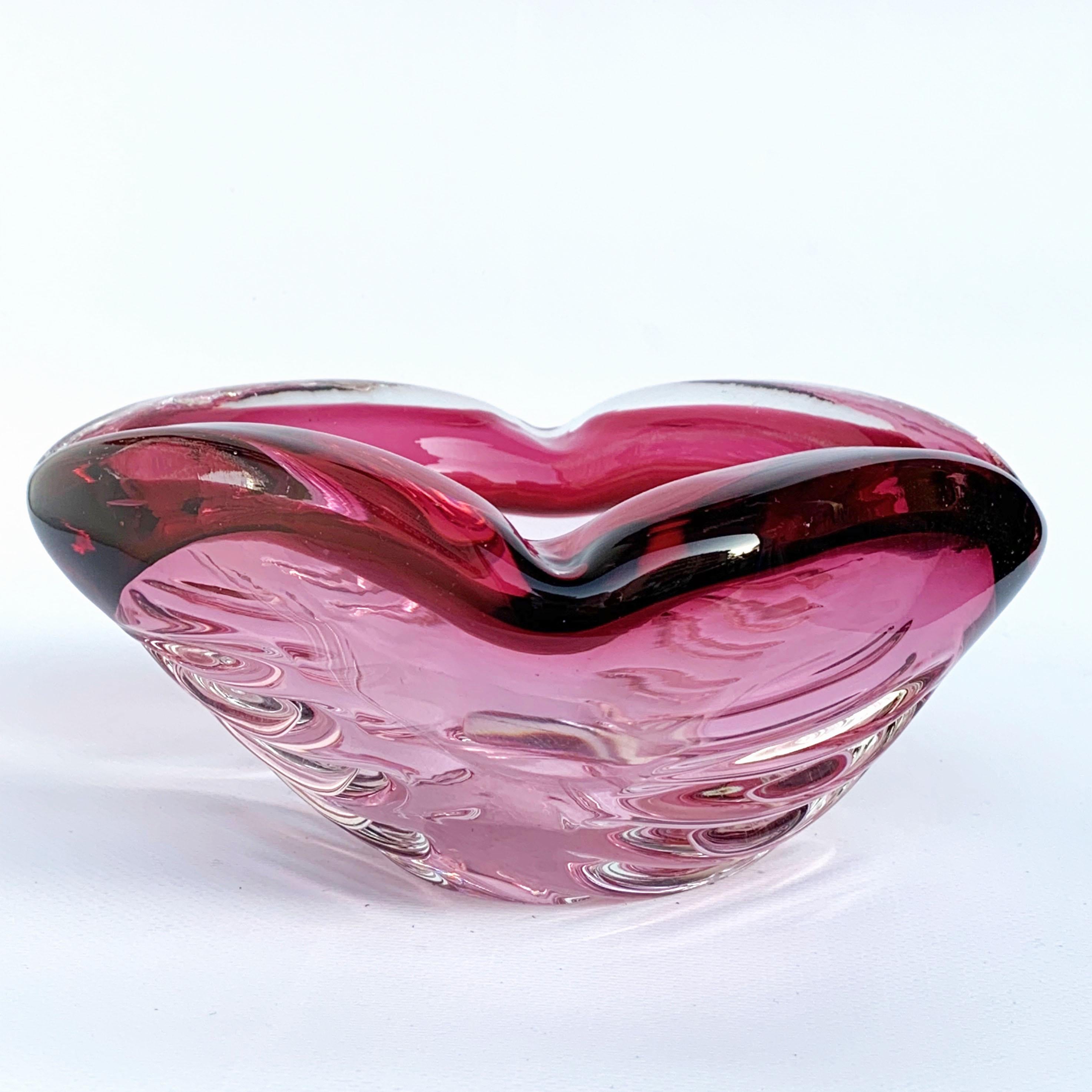 Attributed to Seguso handblown pink, purple and blue Sommerso Murano glass bowl, Italy, 1960s.
No chipping.