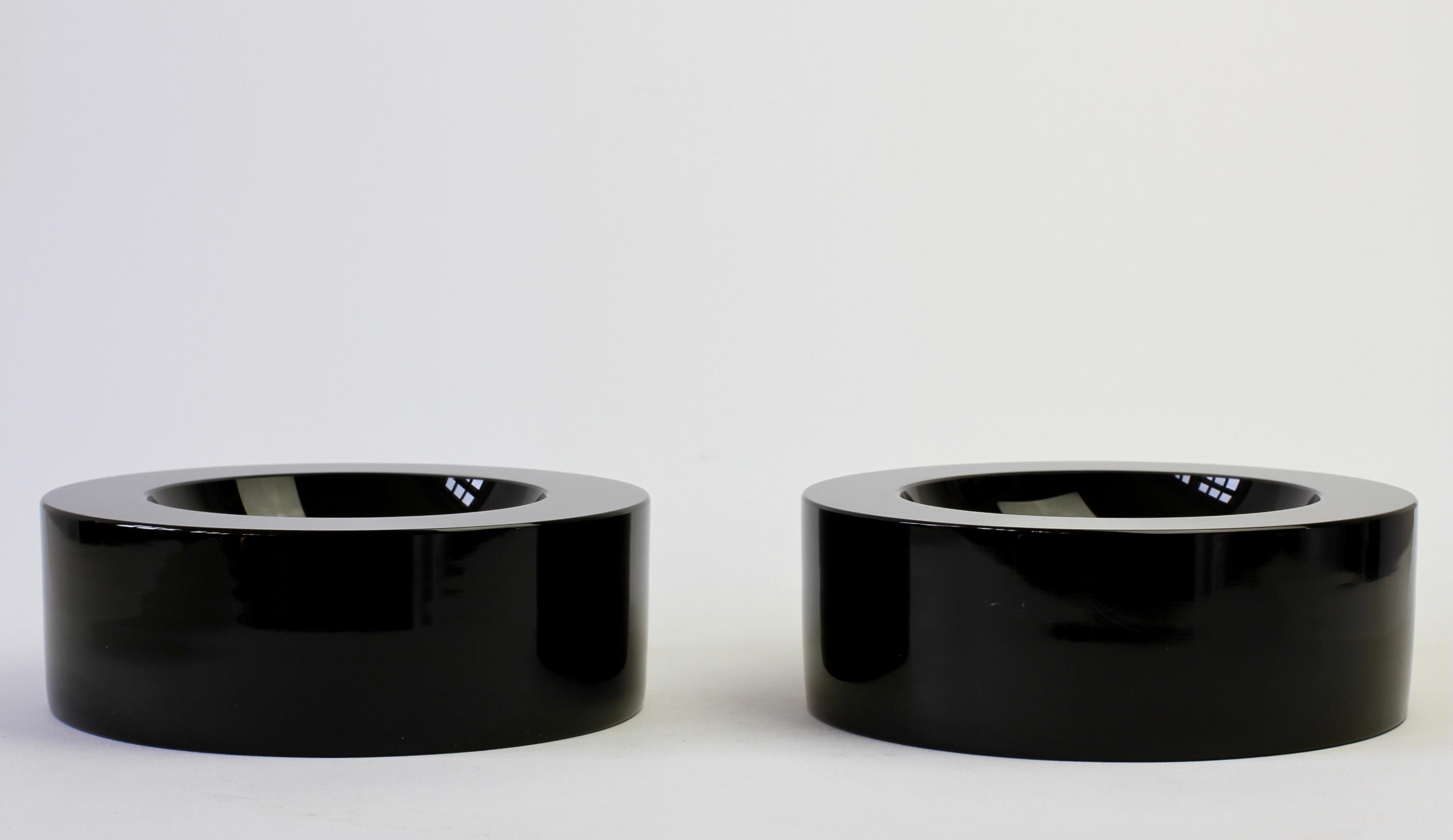 Karl Springer style pair of black colored / coloured heavy and thick round glass bowls, dishes or ashtrays by Seguso Vetri d'Arte Murano, Italy, circa 1980s. We have attributed the design to Mario Pinzoni. Elegant minimalist circular form and thick