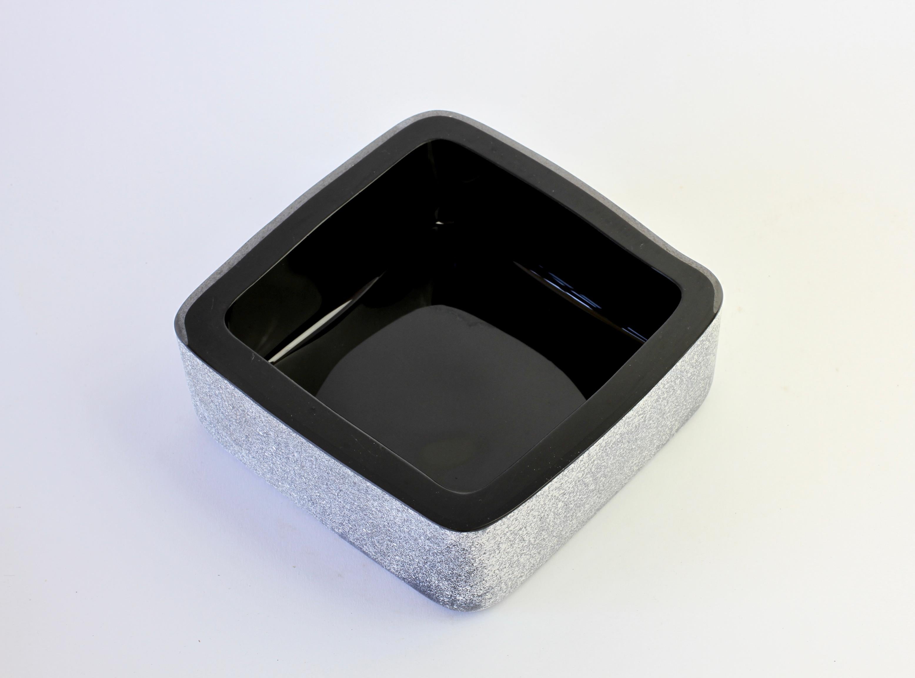 Huge and rare Karl Springer style black colored / coloured square Murano glass bowl, dish or ashtray with white 'a Scavo' finish by Seguso Vetri d'Arte Murano, Italy, circa 1980s. Elegant and simplistic in form and showing extraordinary workmanship