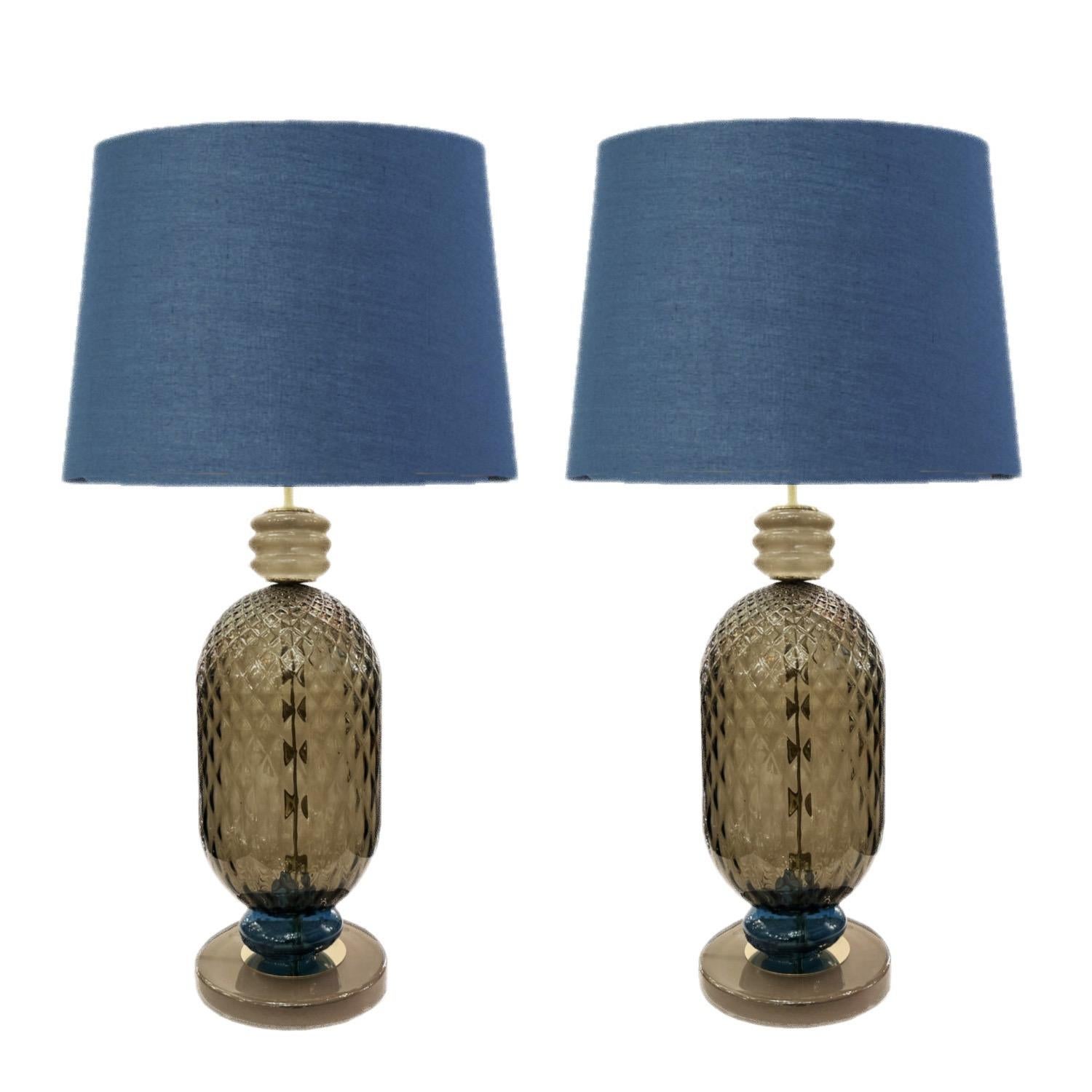 Au début des années 1960, Seguso a produit une lampe de table en verre de Murano soufflé à la main, appelée 